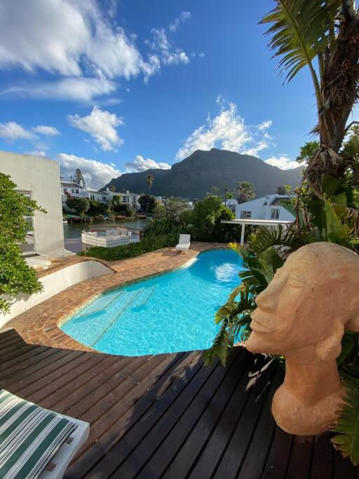 Tranquil Waterfront Hideaway with Stunning Views