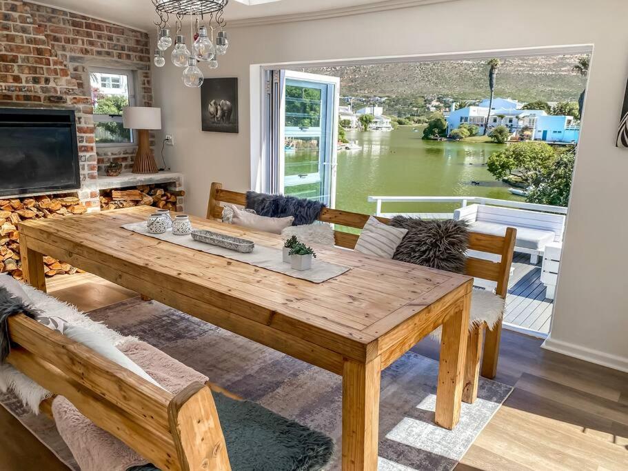 Tranquil Waterfront Hideaway with Stunning Views