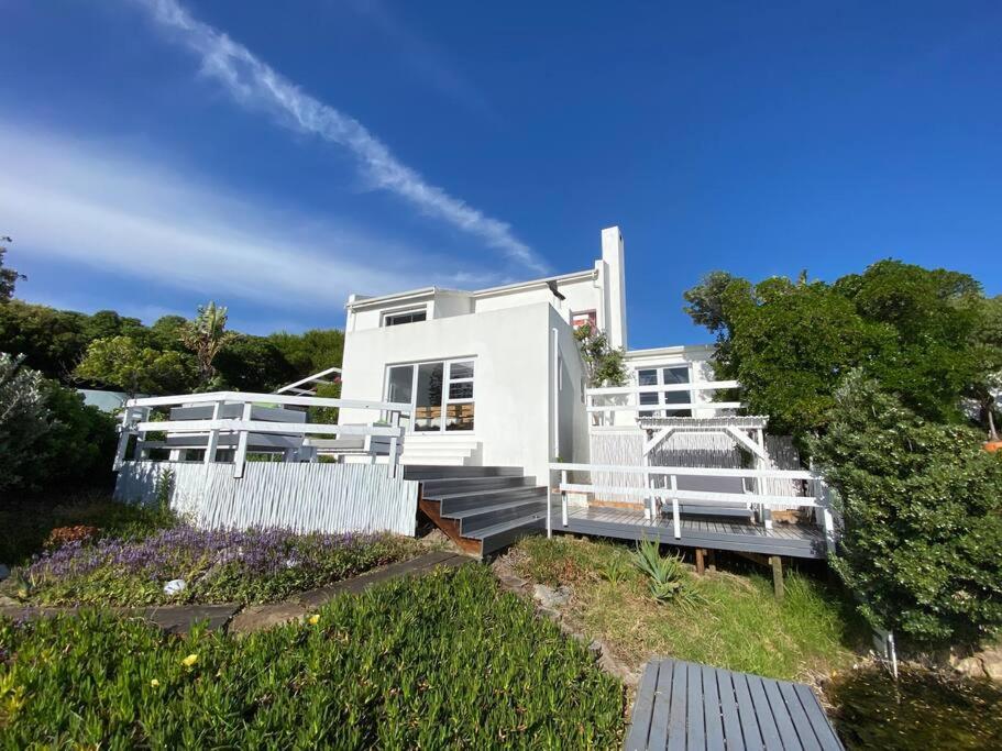 Tranquil Waterfront Hideaway with Stunning Views