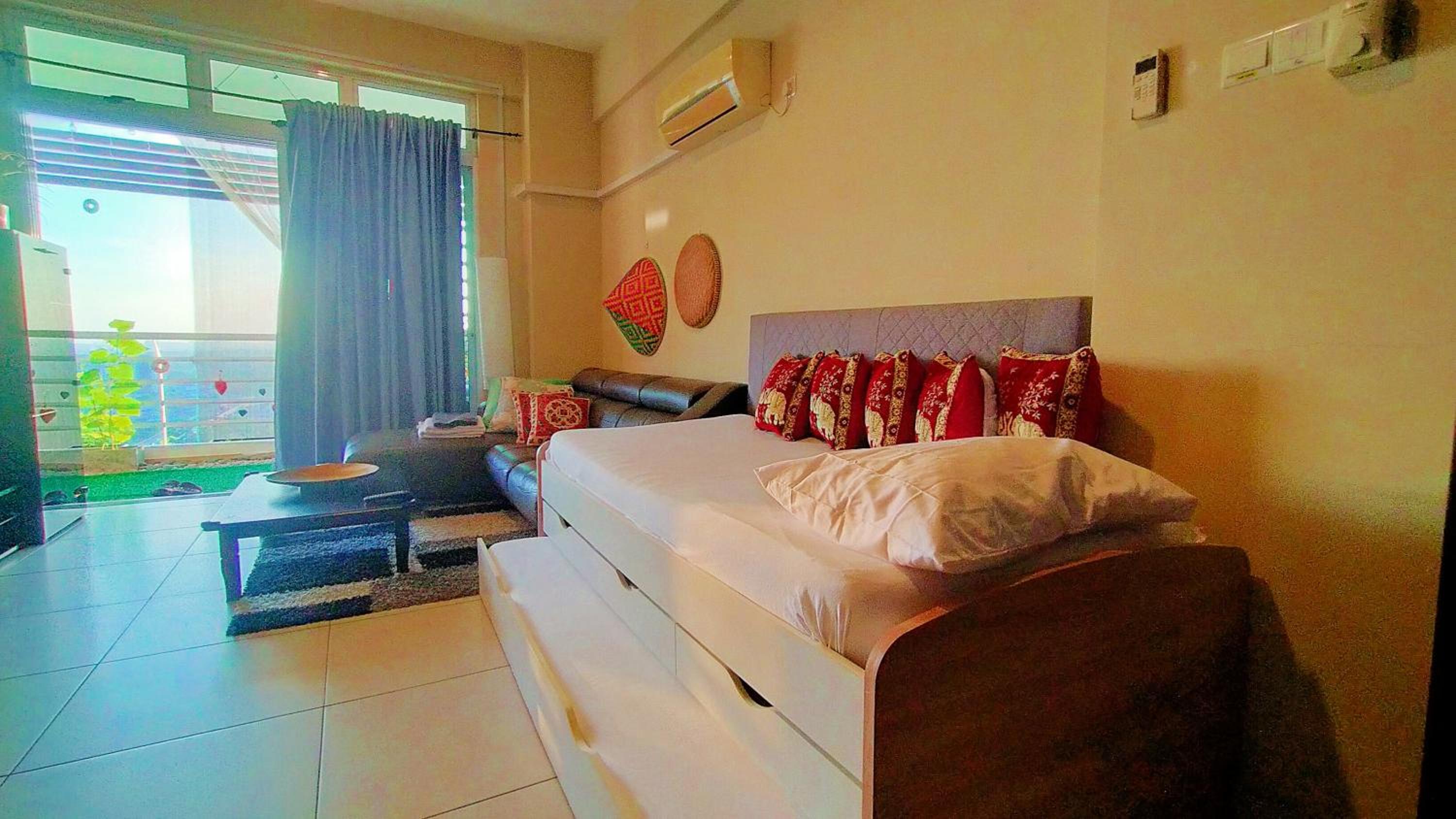 Apartment in central JB with sea view, city view, balcony, free WiFi and free parking