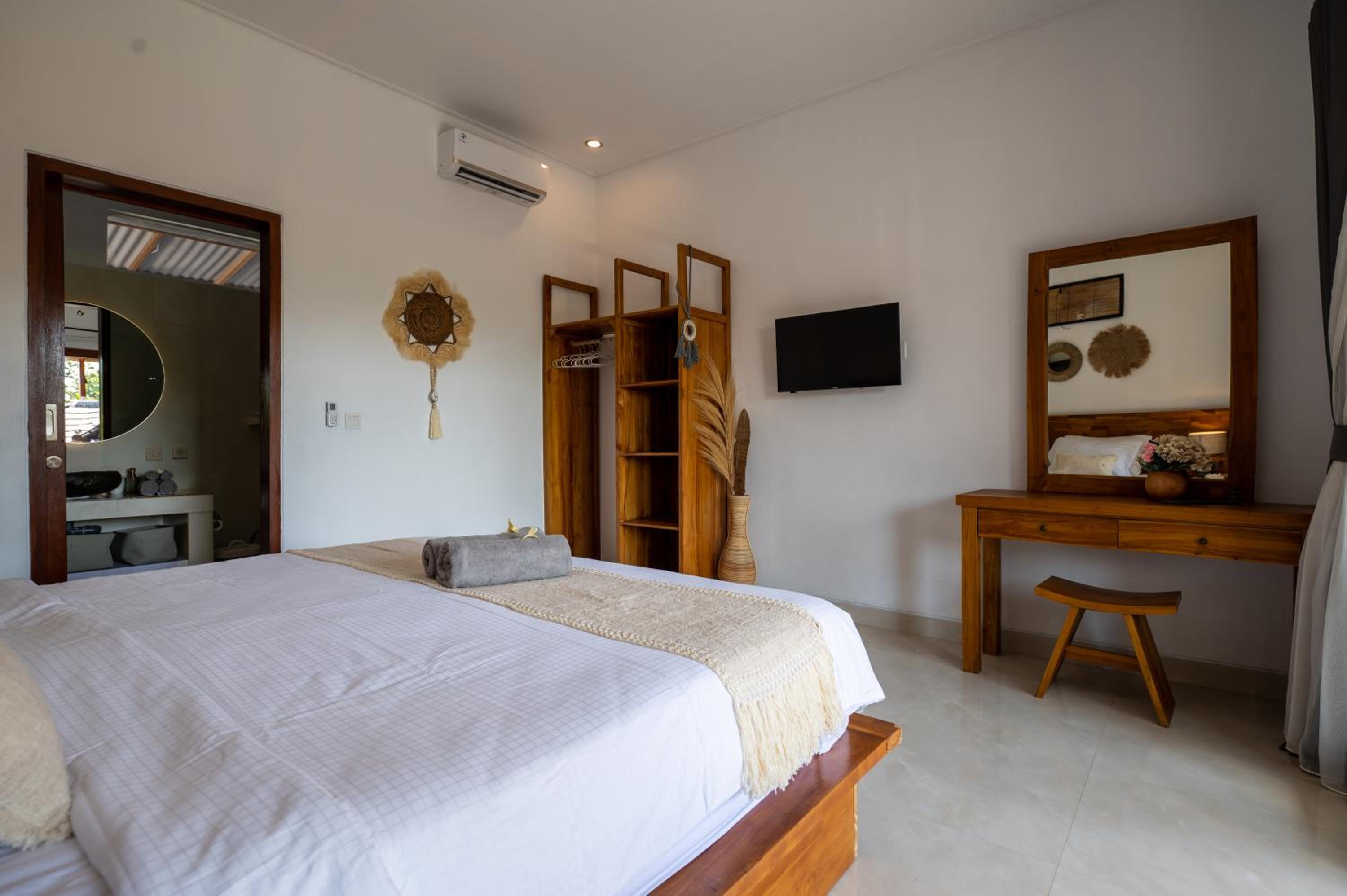 Villa Innerbloom stylish 2BR with large pool & garden view 5