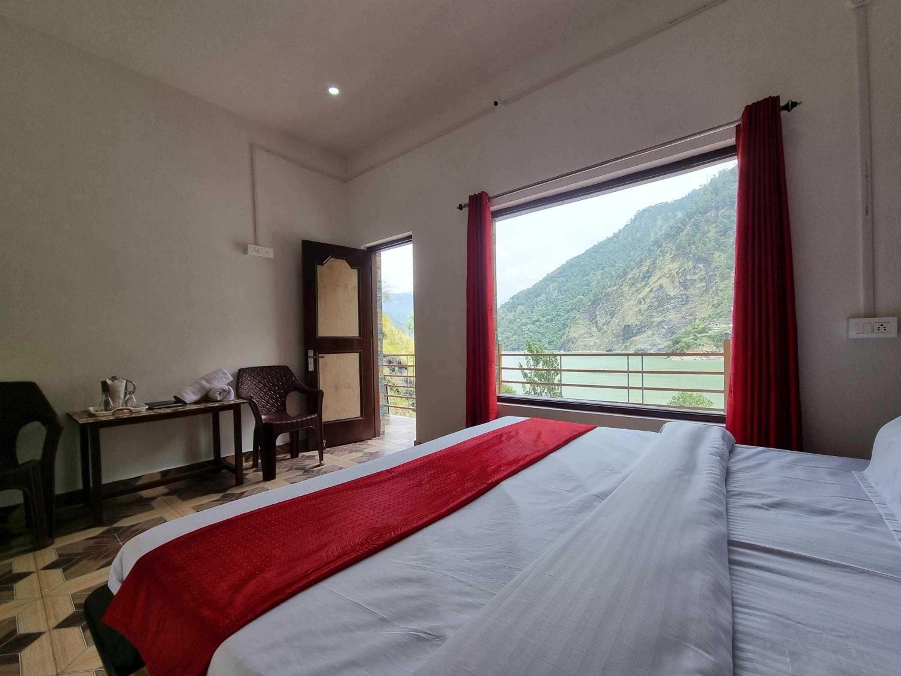 Chamera Inn - Riverside Homestay