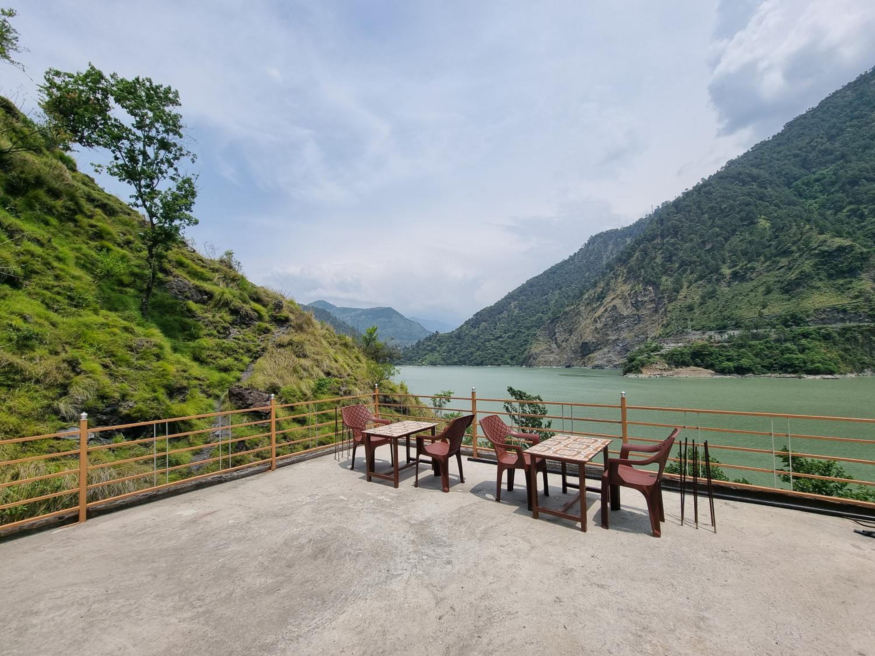 Chamera Inn - Riverside Homestay