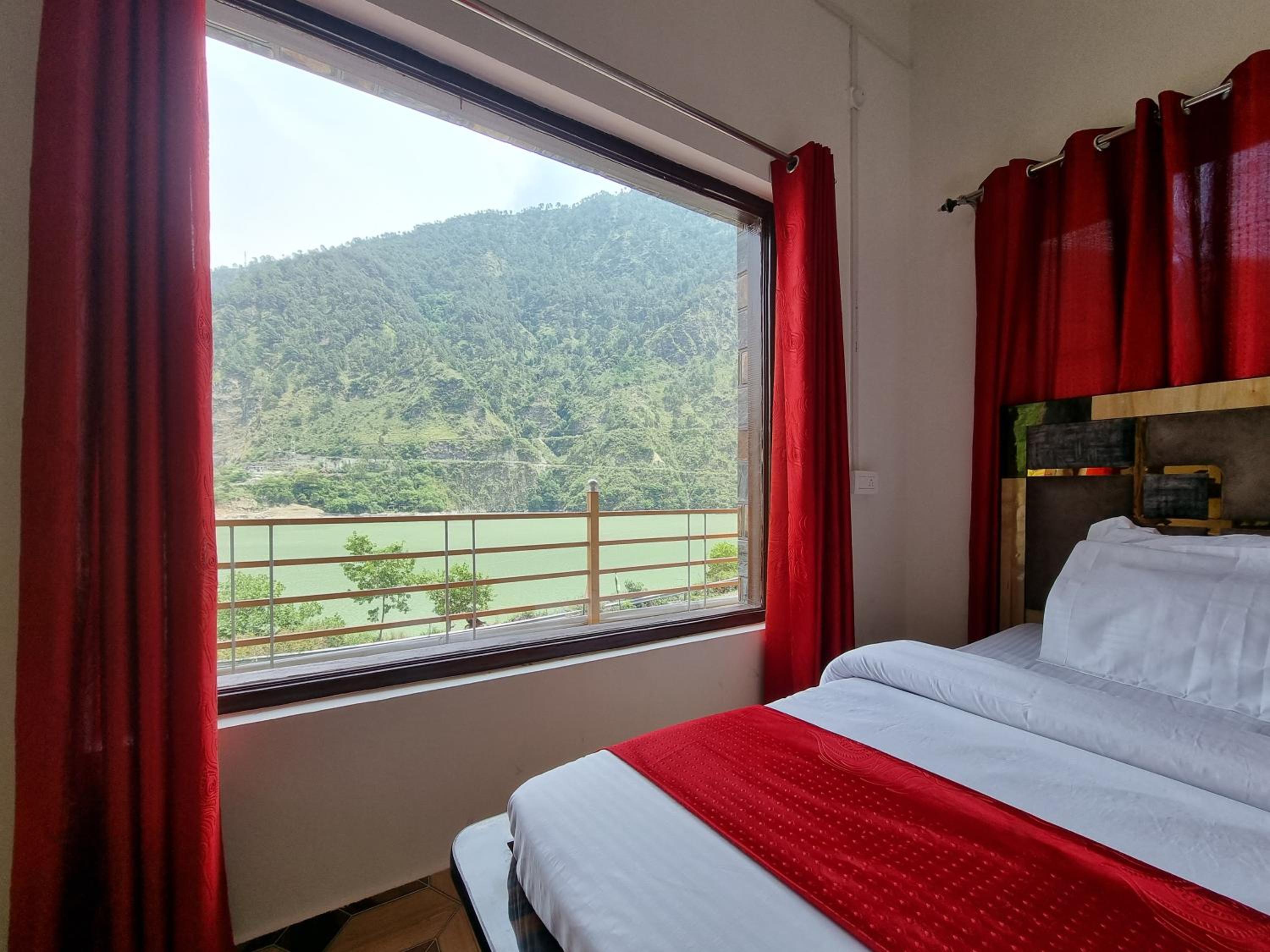 Chamera Inn - Riverside Homestay