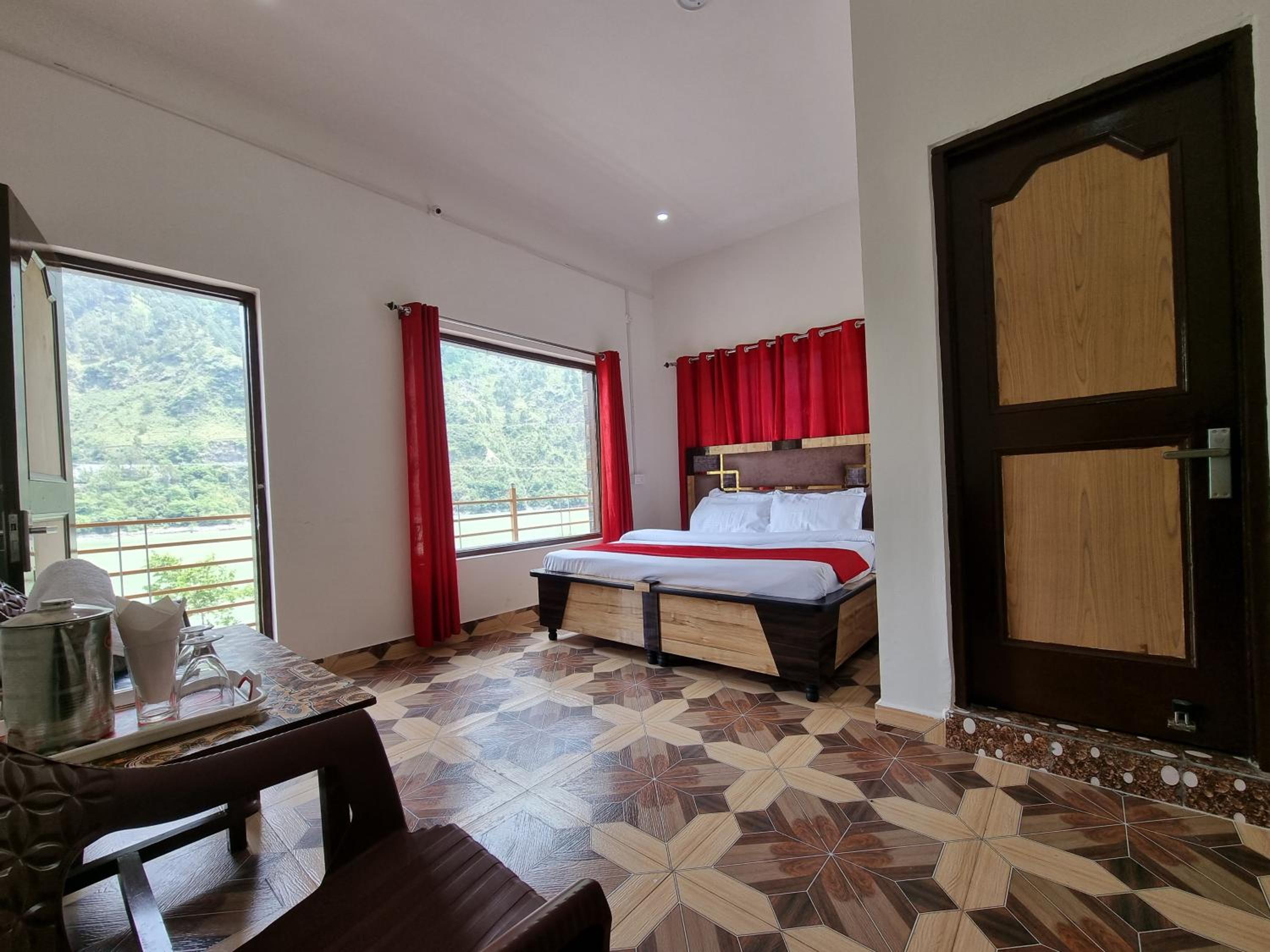 Chamera Inn - Riverside Homestay