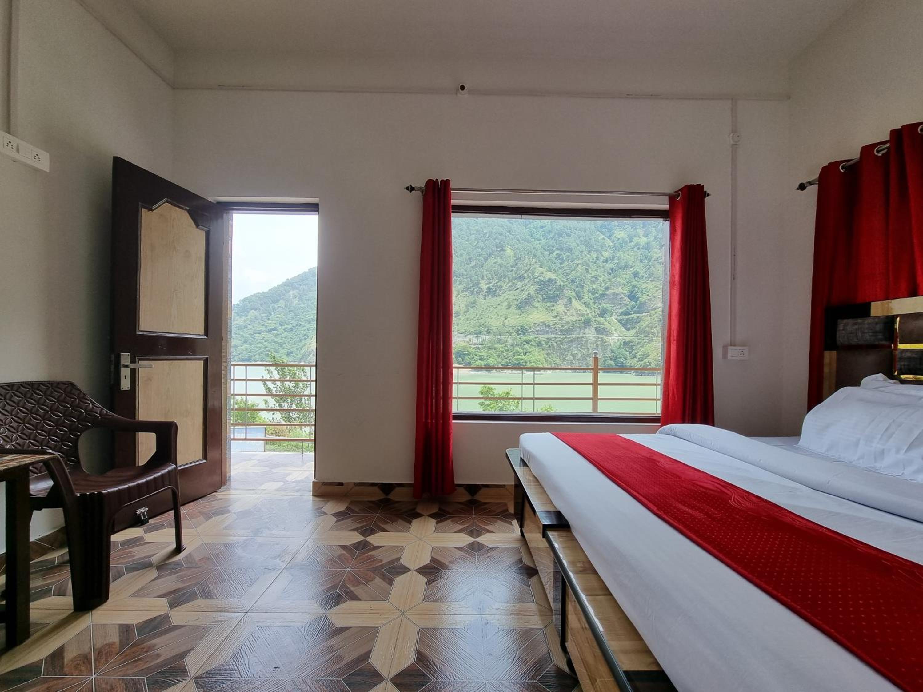 Chamera Inn - Riverside Homestay