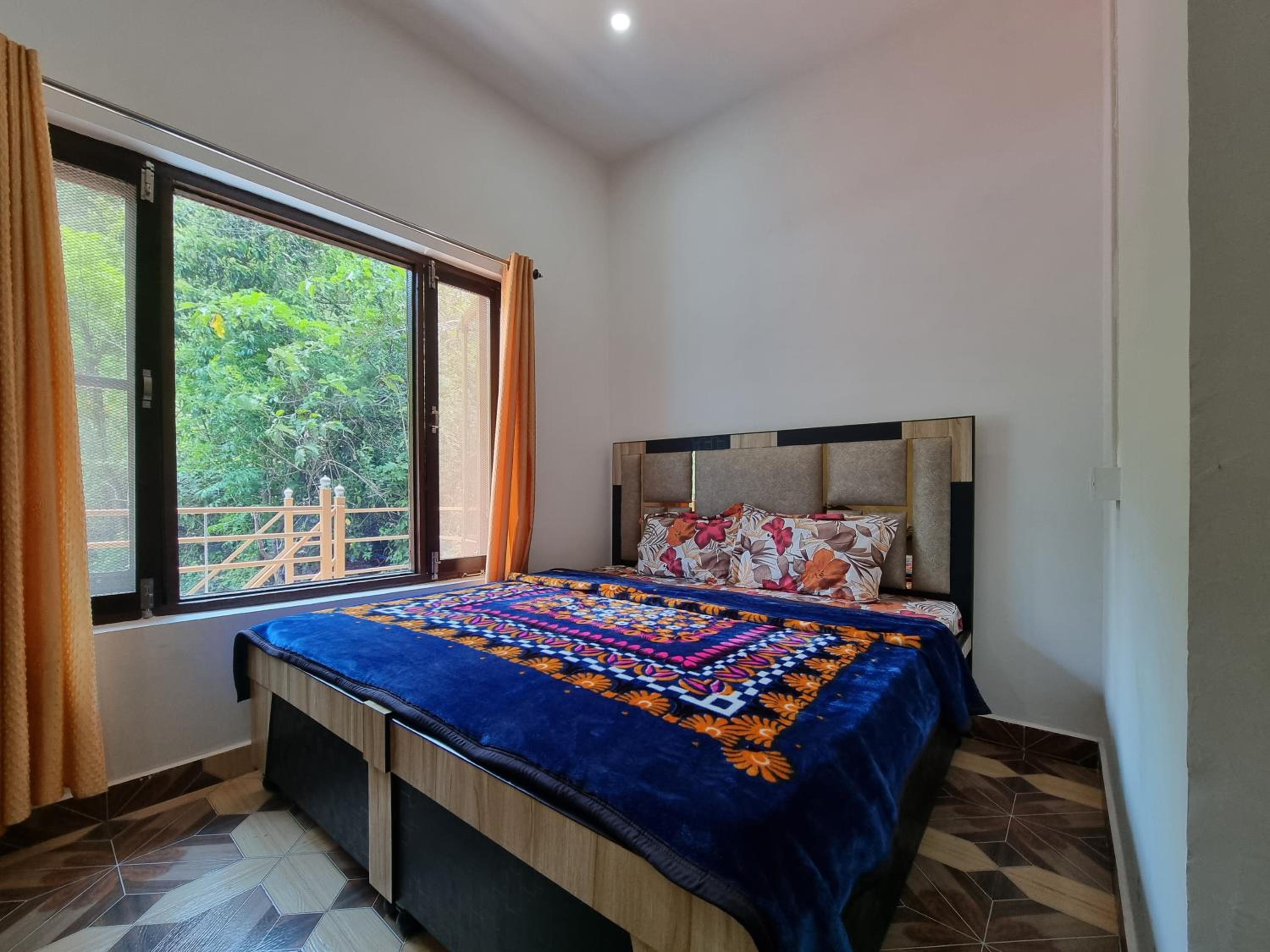 Chamera Inn - Riverside Homestay