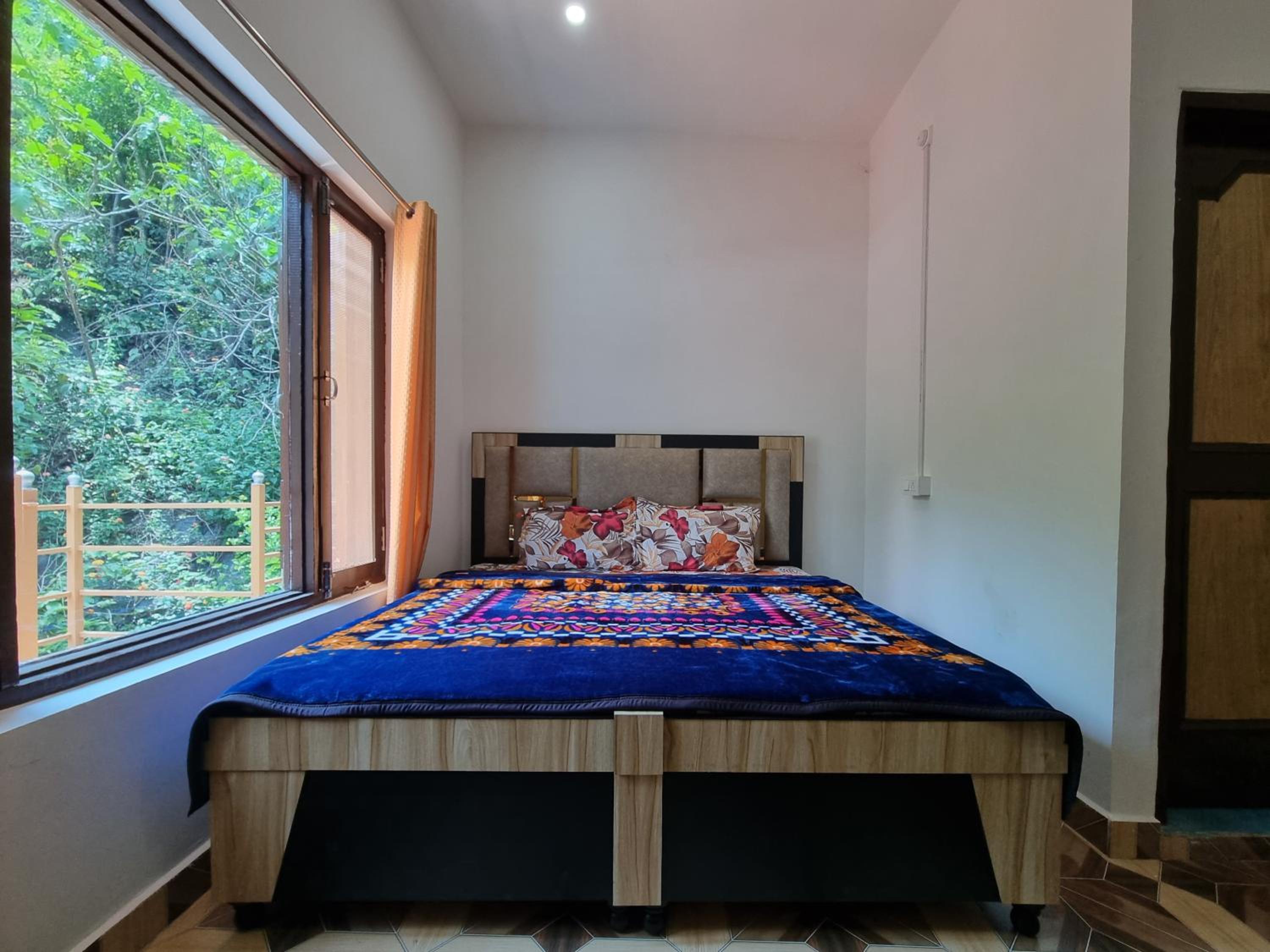 Chamera Inn - Riverside Homestay