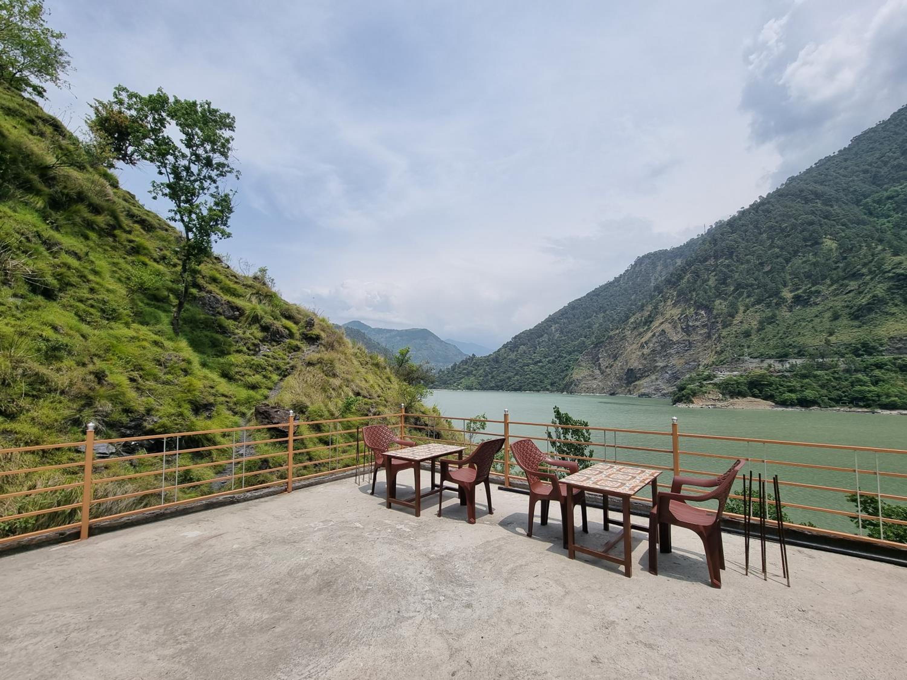 Chamera Inn - Riverside Homestay
