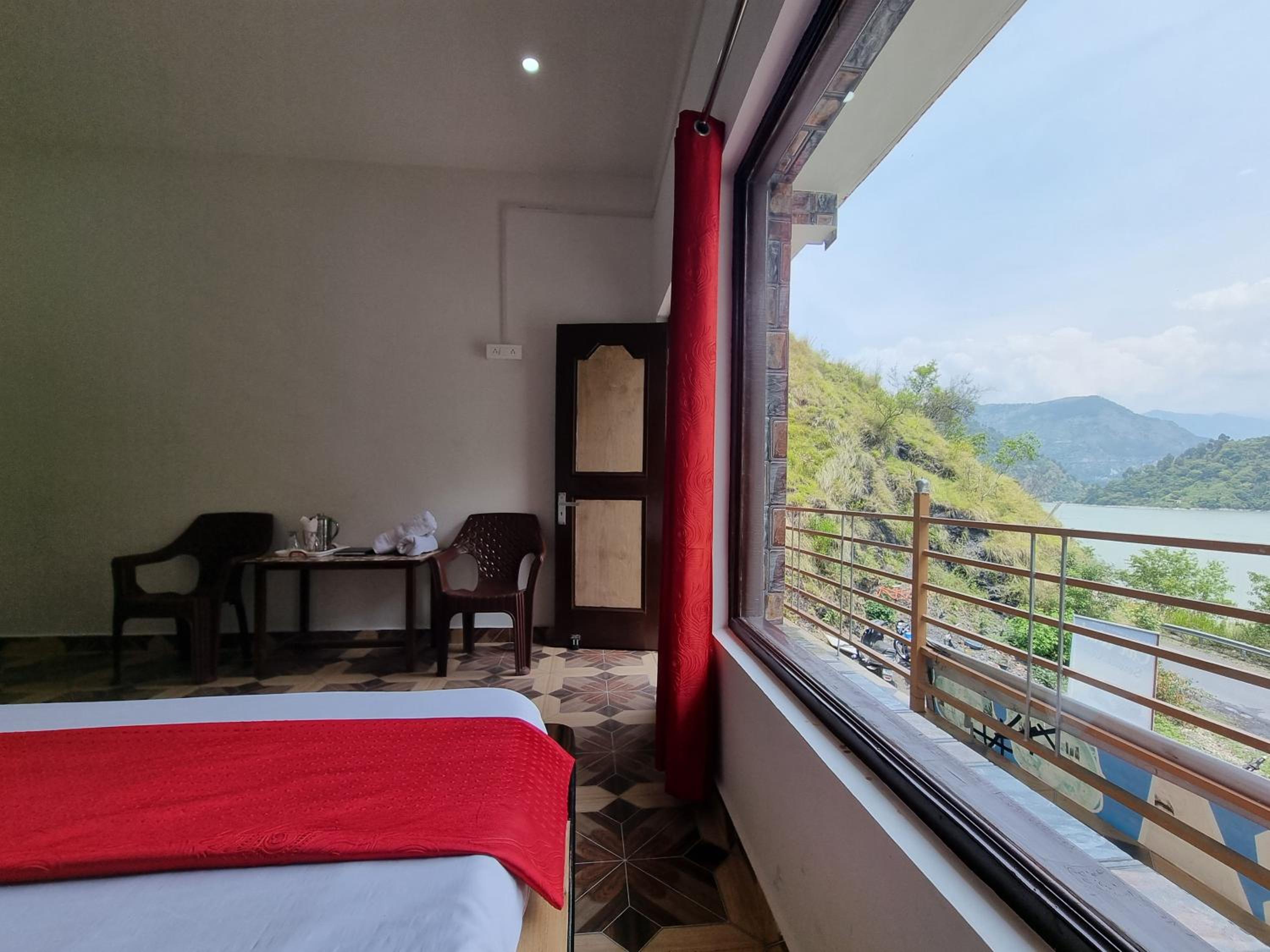 Chamera Inn - Riverside Homestay