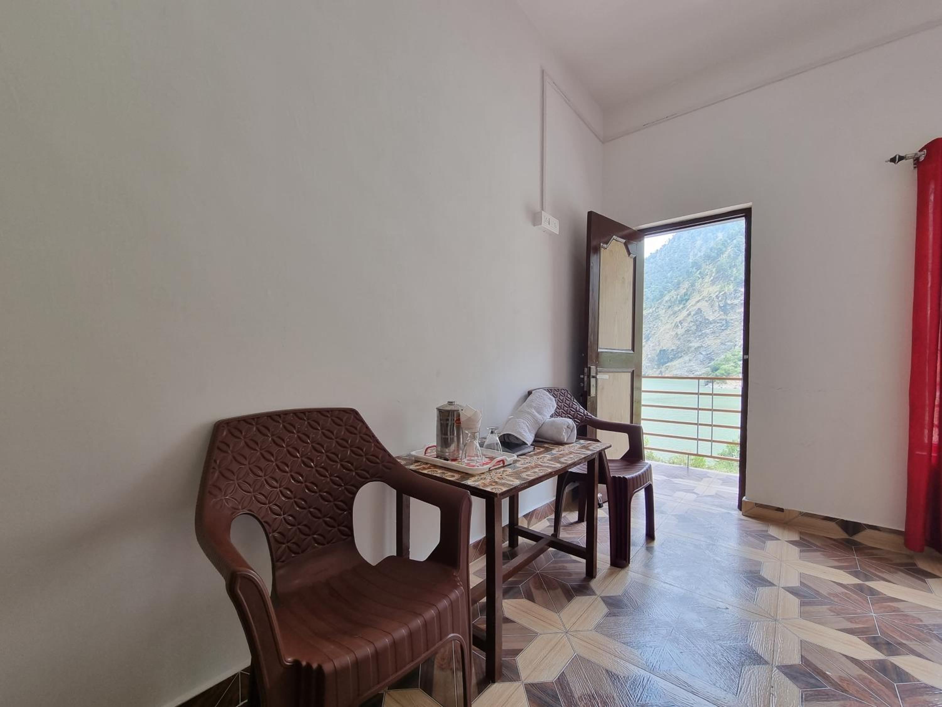 Chamera Inn - Riverside Homestay