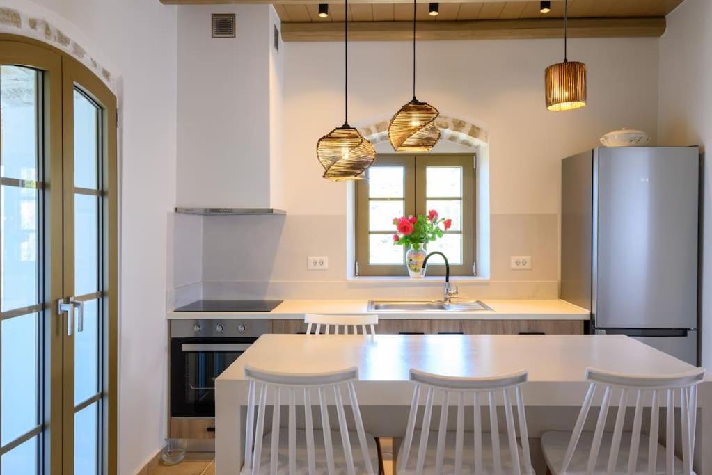 Manolis House