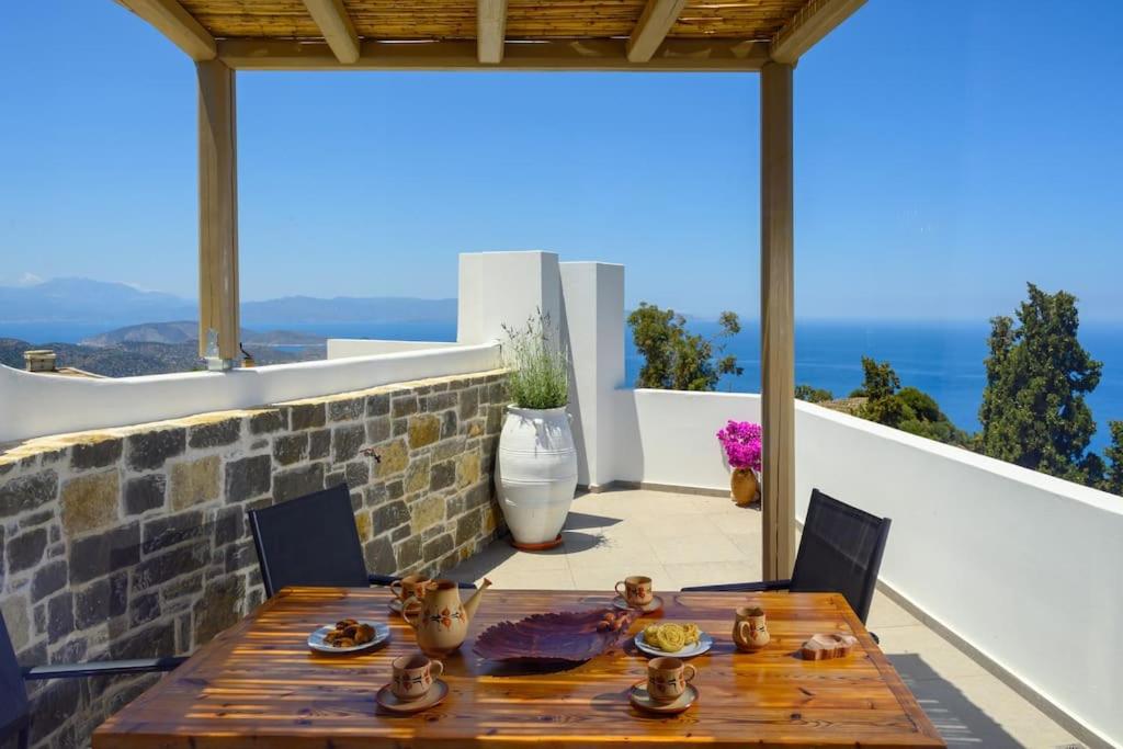 Manolis House