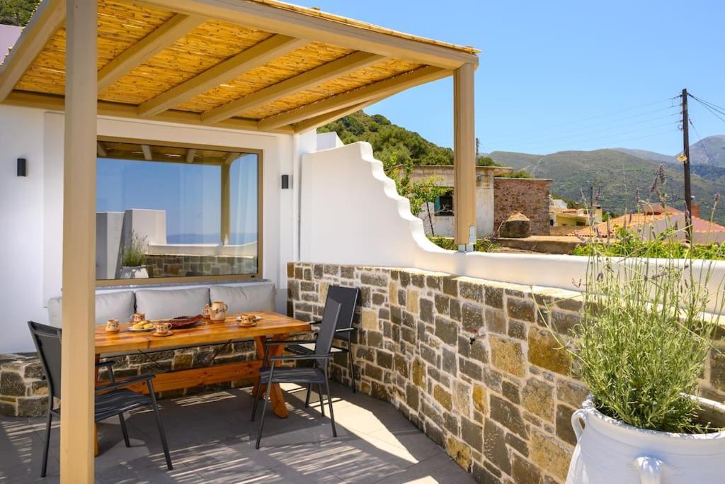 Manolis House