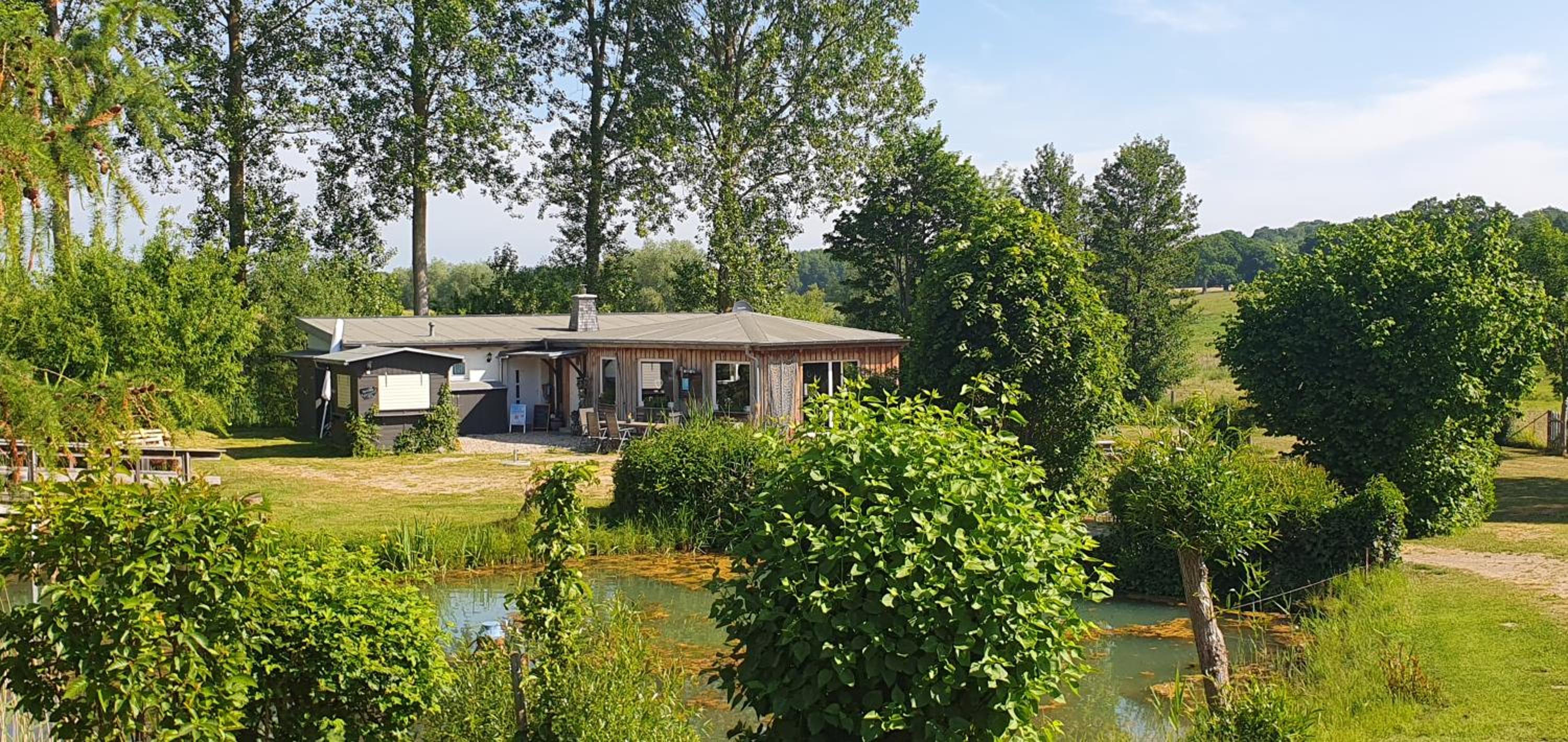 Peenehof Köppen - Ferienwohnungen & Schlaffässer