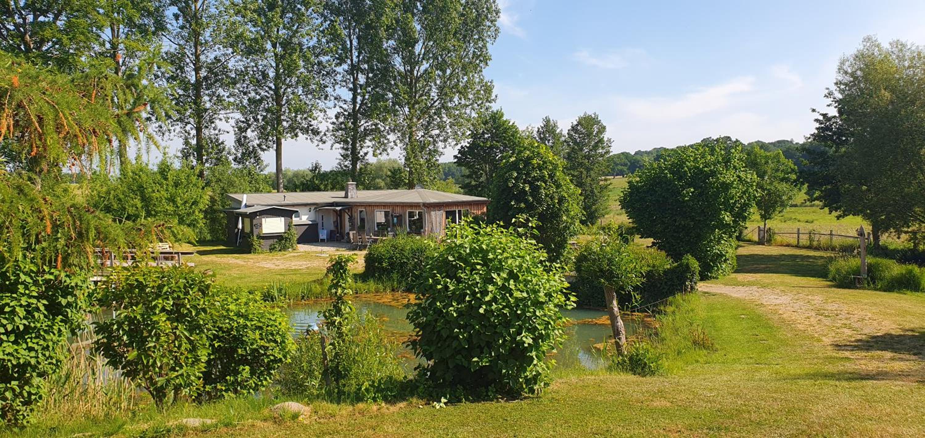 Peenehof Köppen - Ferienwohnungen & Schlaffässer
