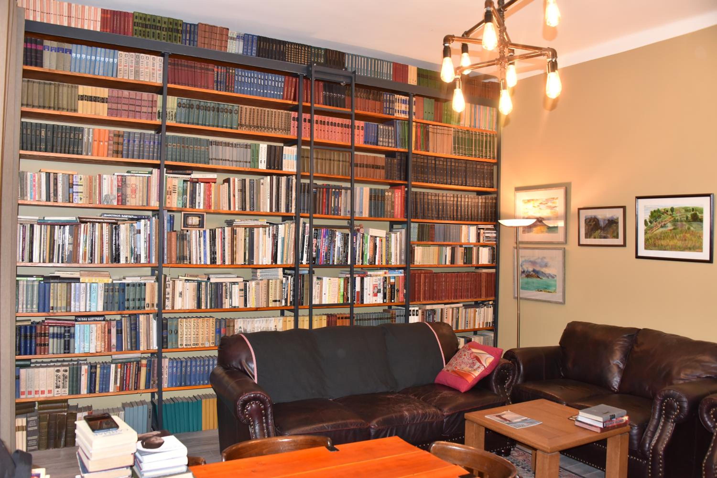 Library apartment with balcony near Opera