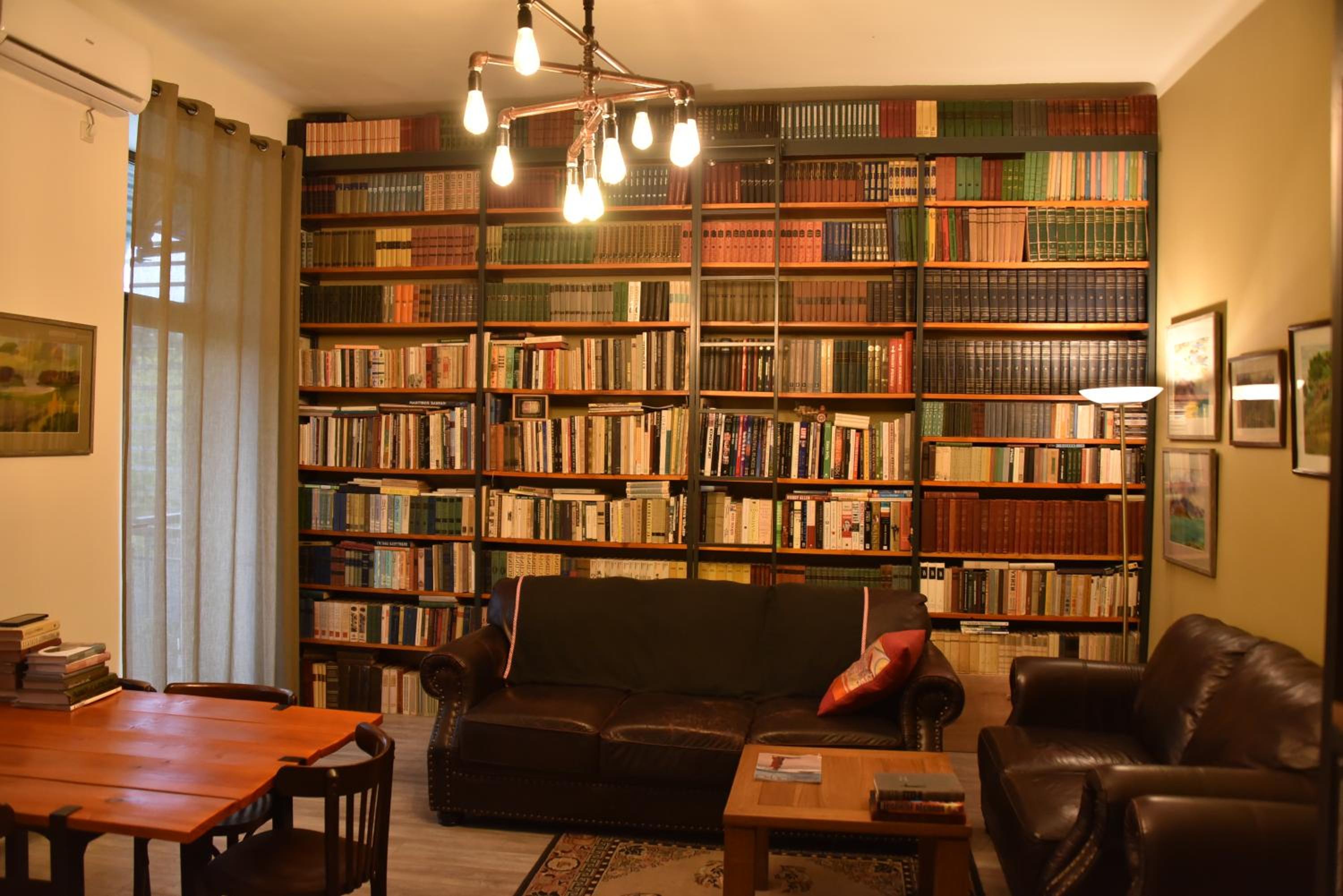 Library apartment with balcony near Opera