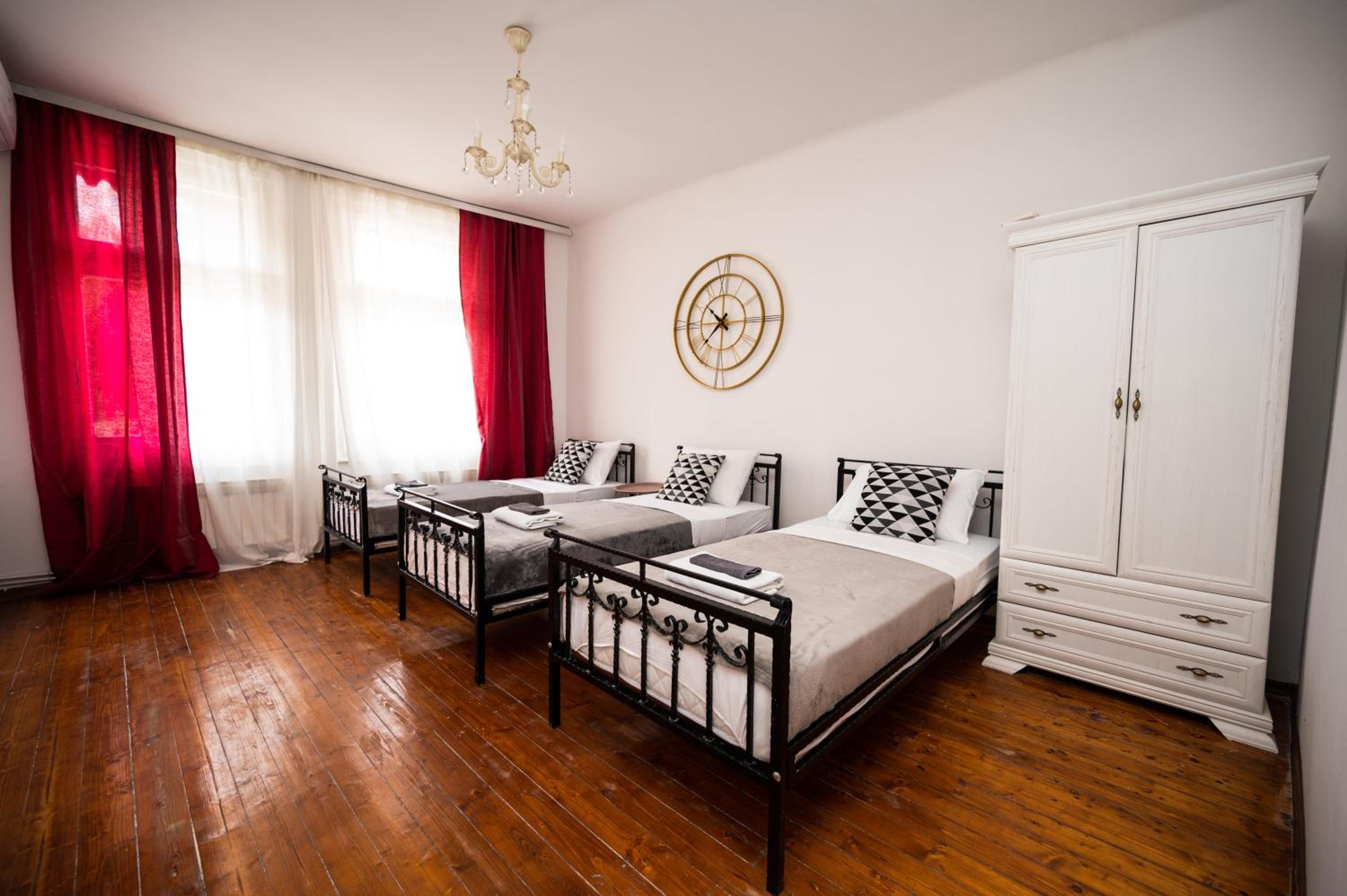 Authentic Design 2BDR Apartment in Old Town