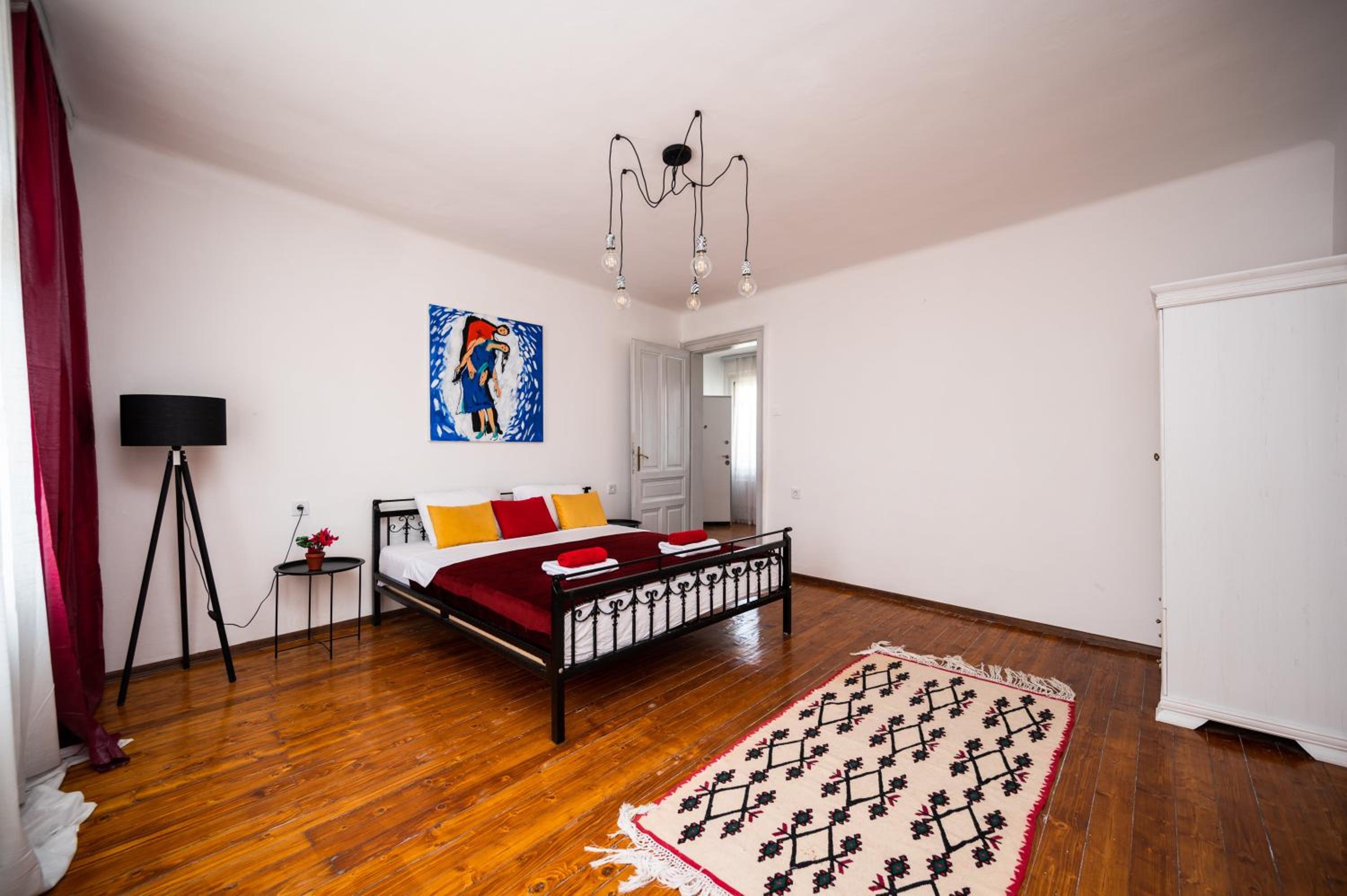Authentic Design 2BDR Apartment in Old Town