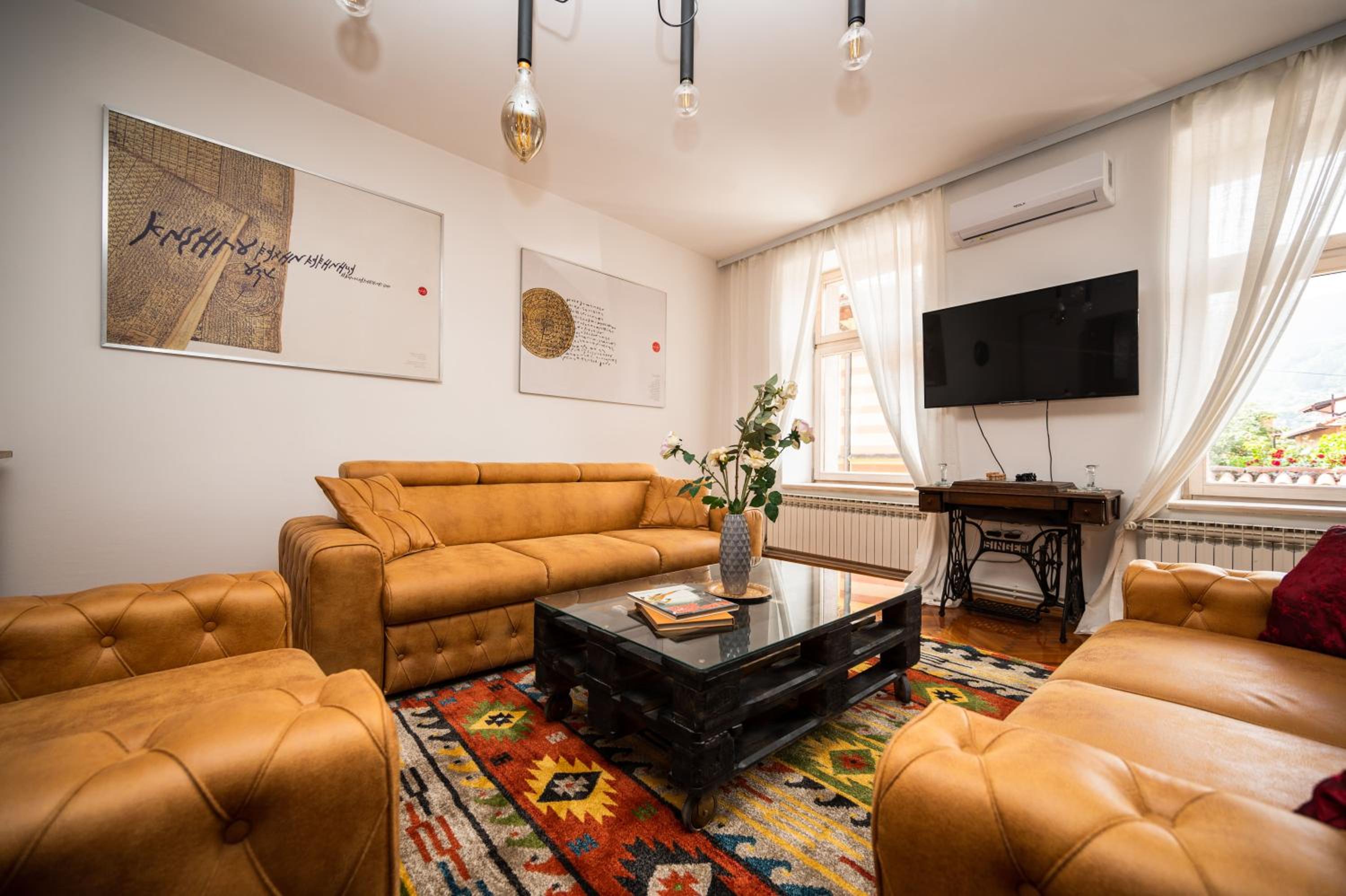 Authentic Design 2BDR Apartment in Old Town
