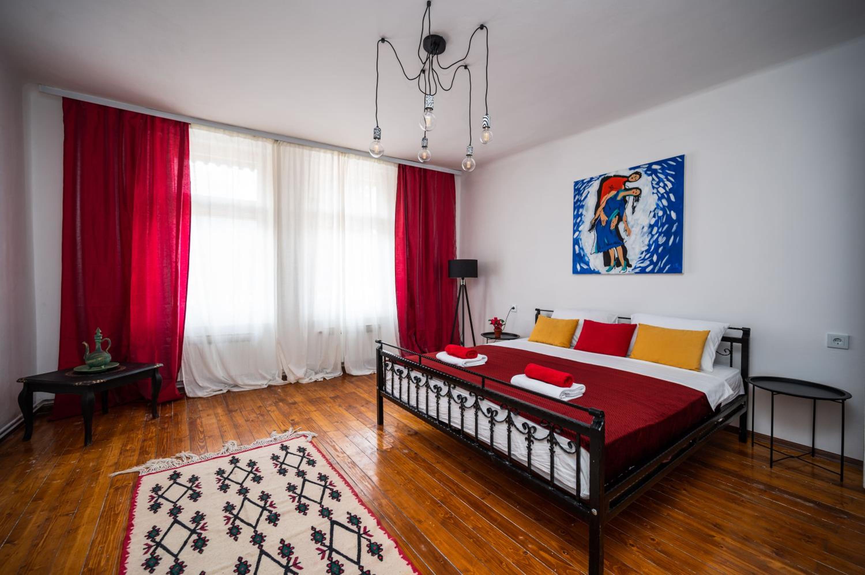 Authentic Design 2BDR Apartment in Old Town