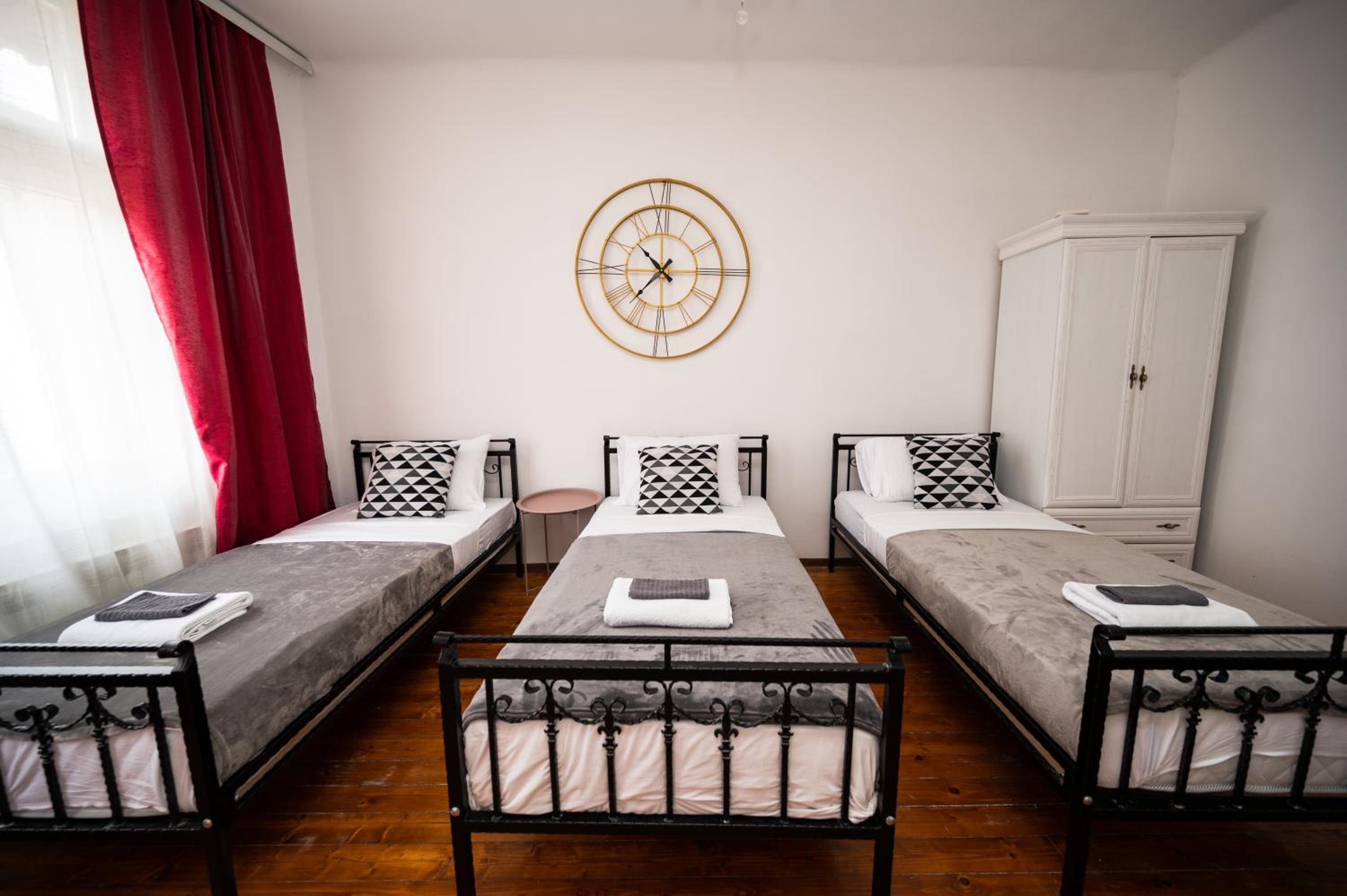 Authentic Design 2BDR Apartment in Old Town