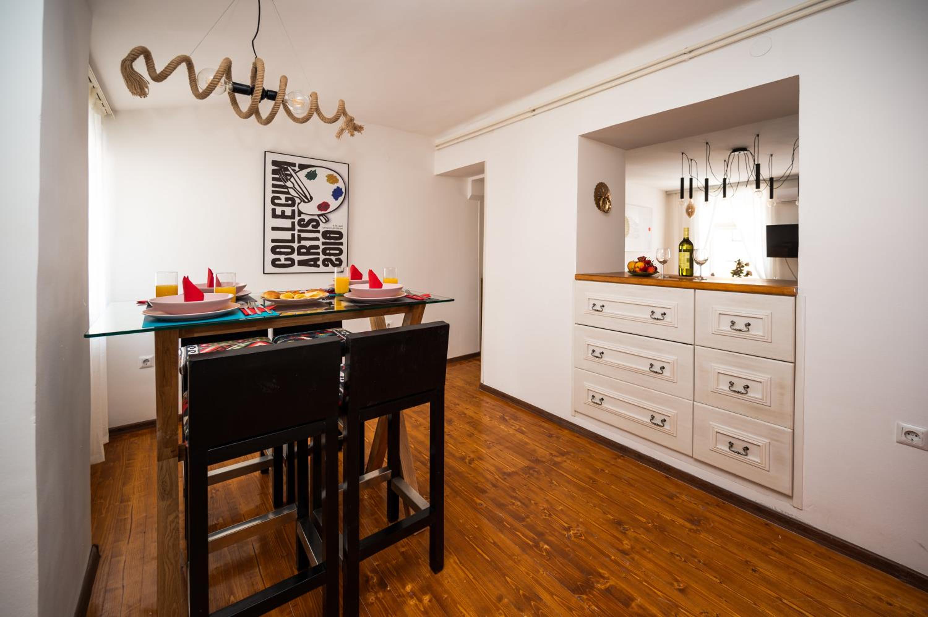 Authentic Design 2BDR Apartment in Old Town