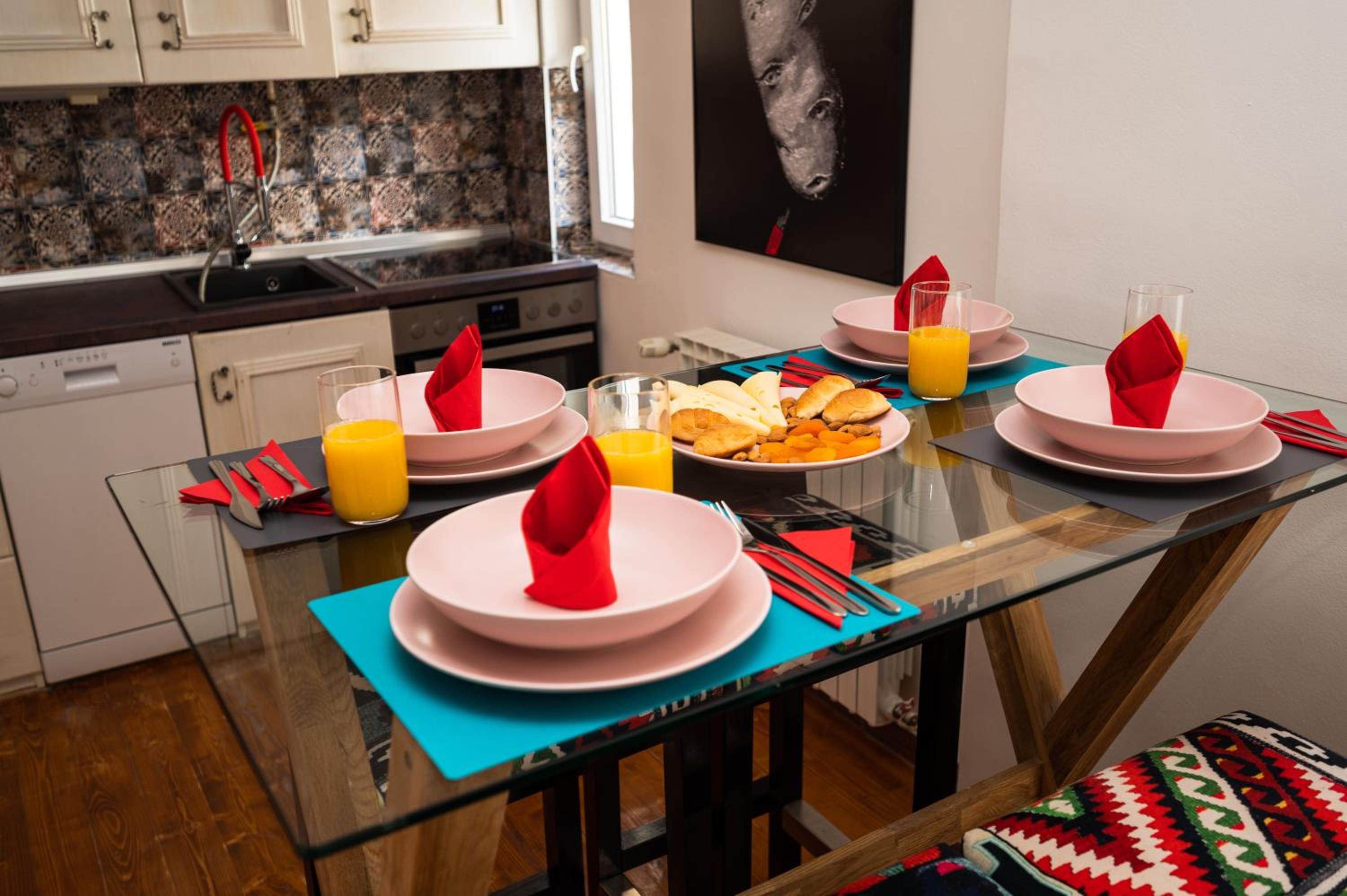 Authentic Design 2BDR Apartment in Old Town