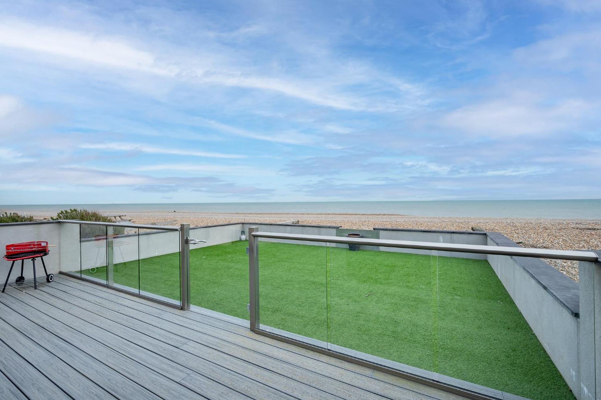 Beach View Breeze Family Holiday Home on the Shore view 2