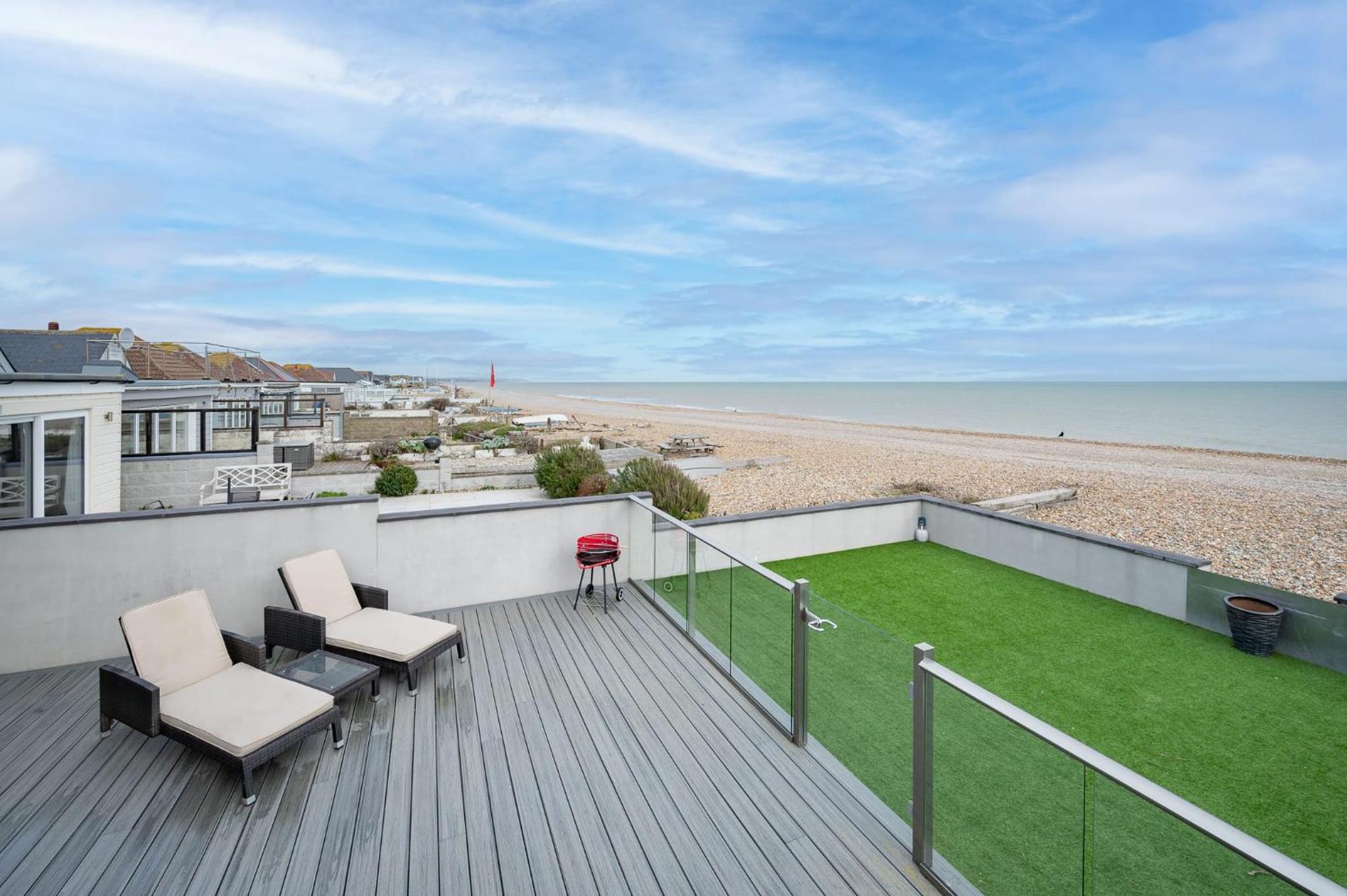 Beach View Breeze Family Holiday Home on the Shore view 3
