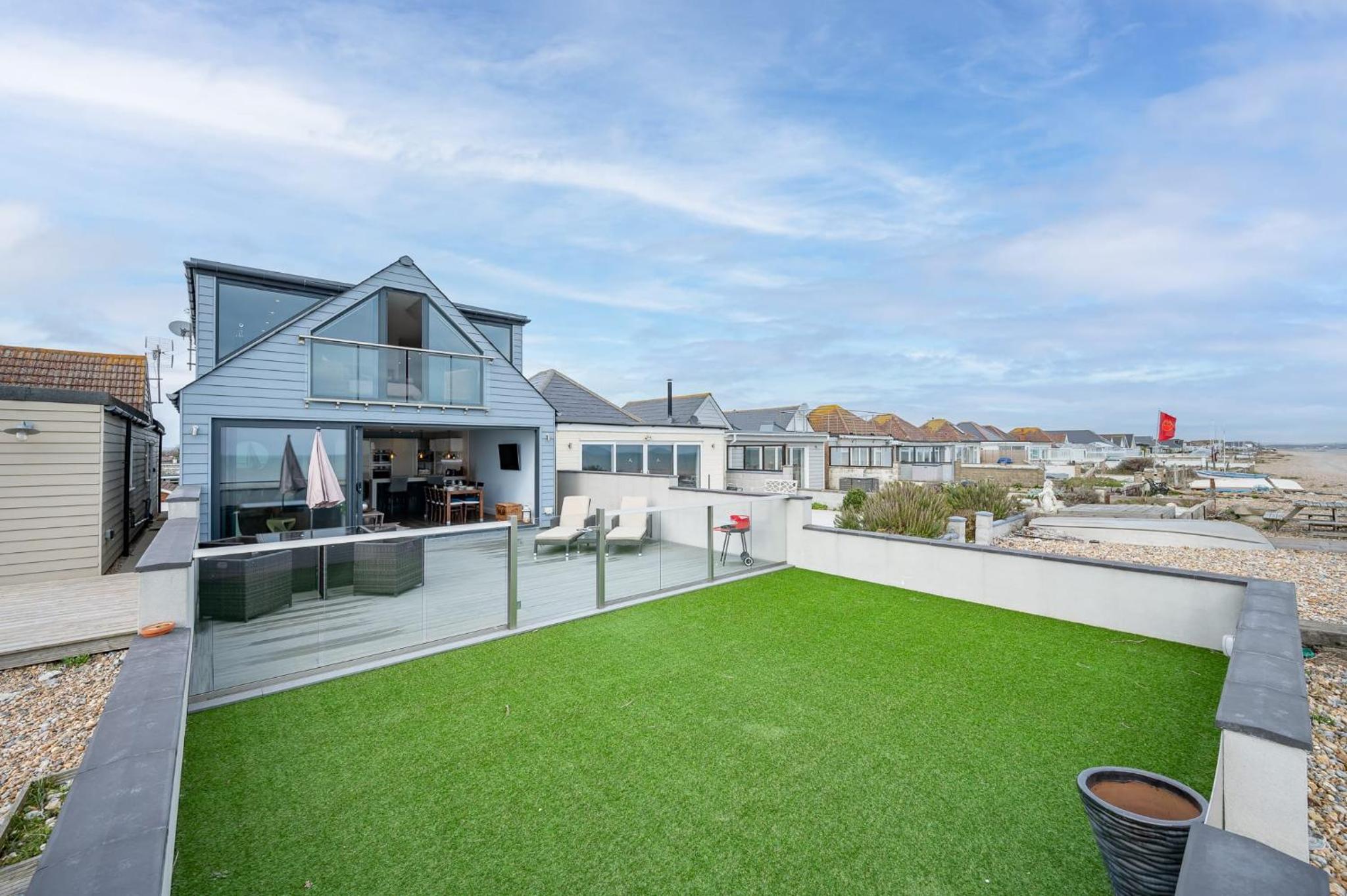 Beach View Breeze Family Holiday Home on the Shore view 4