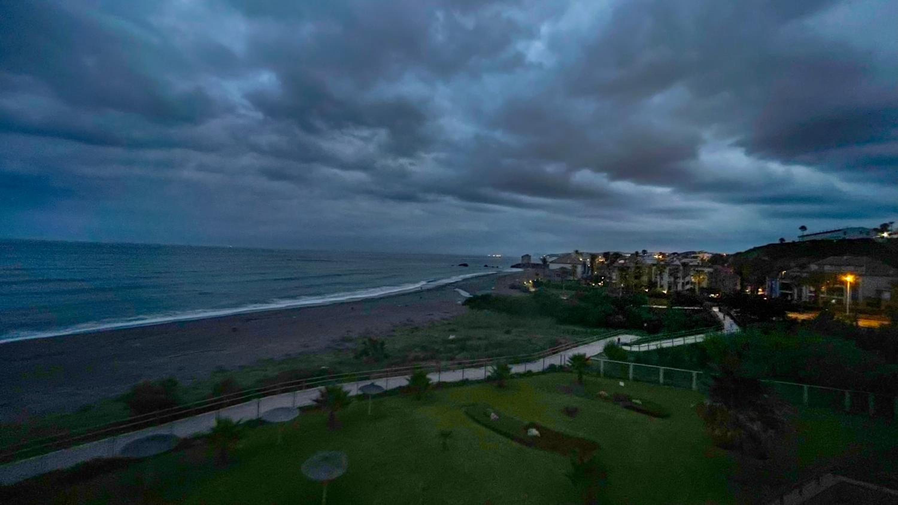 Exclusive luxury frontline beach penthouse Casares del mar - Estepona