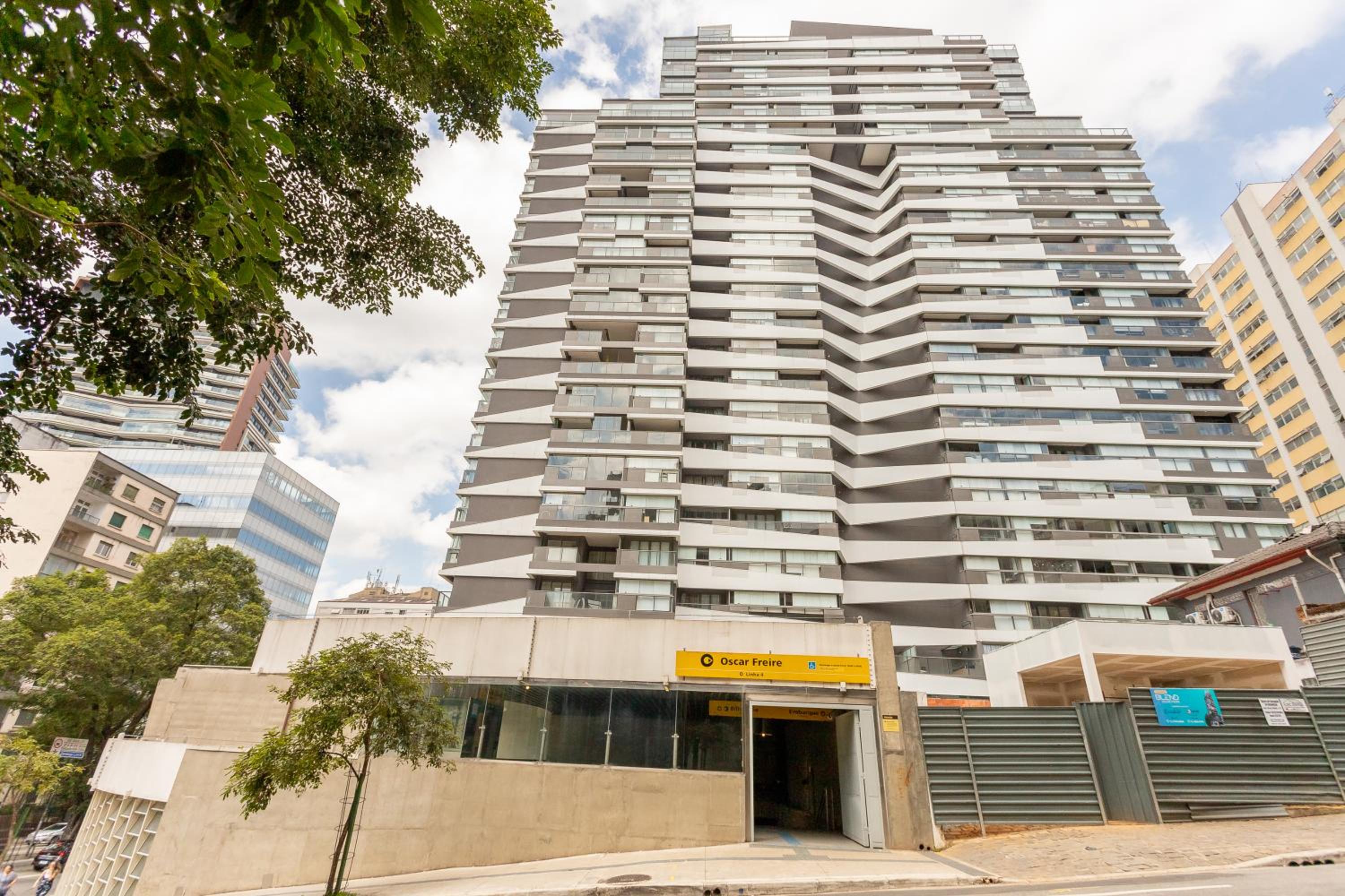 Studio 2113 moderno com maleiro-localizado na rua Oscar Freire1375