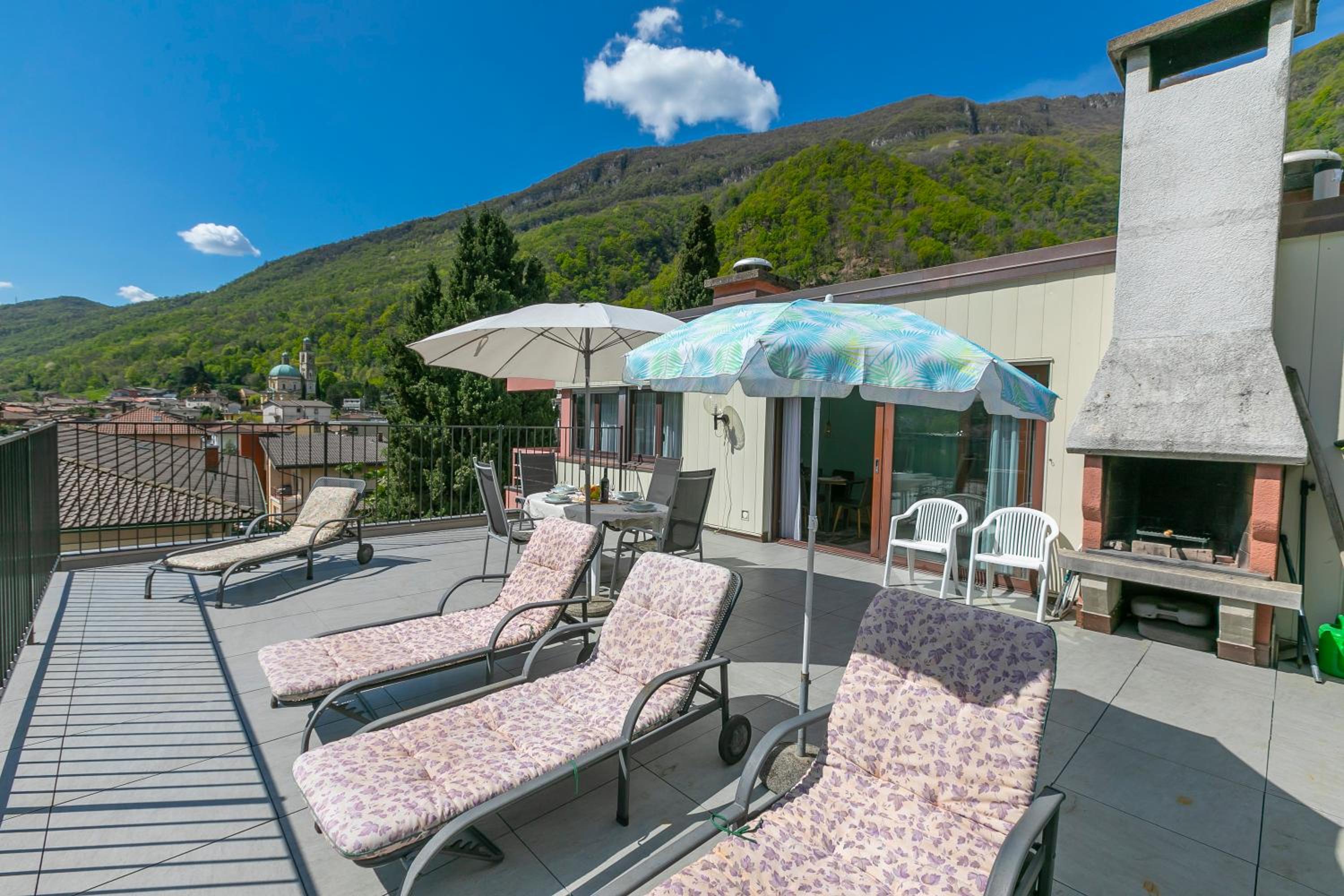 Casa Bader - Lake View Apt with Pool & Sauna - Happy Rentals