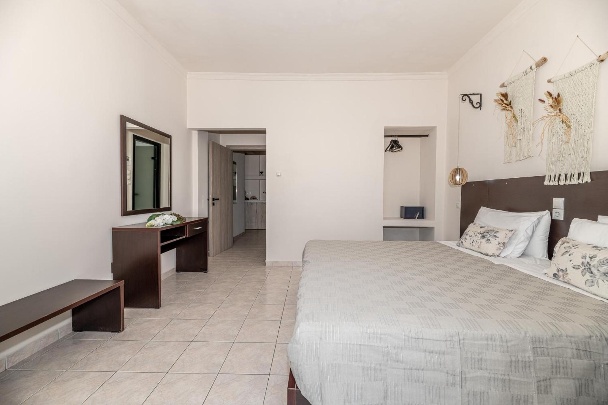 Mouria Studios & Apartments