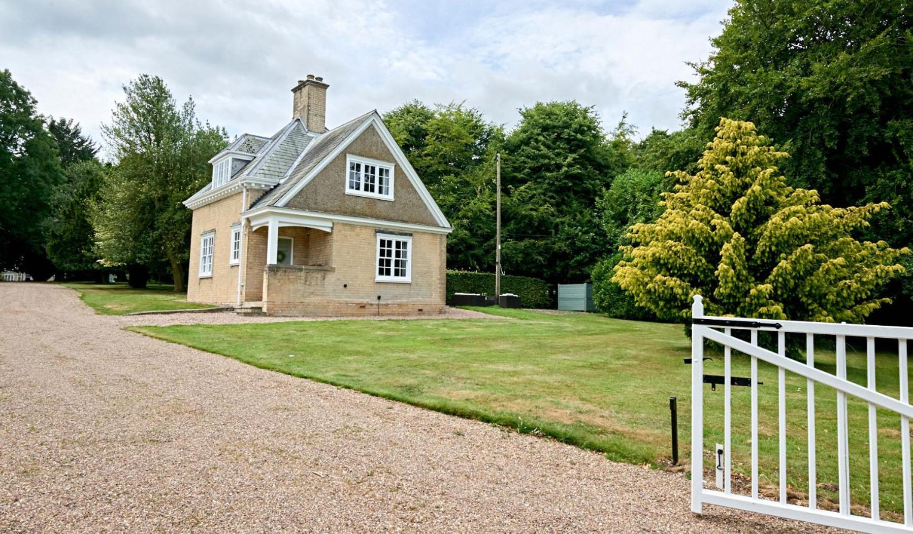 Secluded holiday cottage near the Wolds Way view 4
