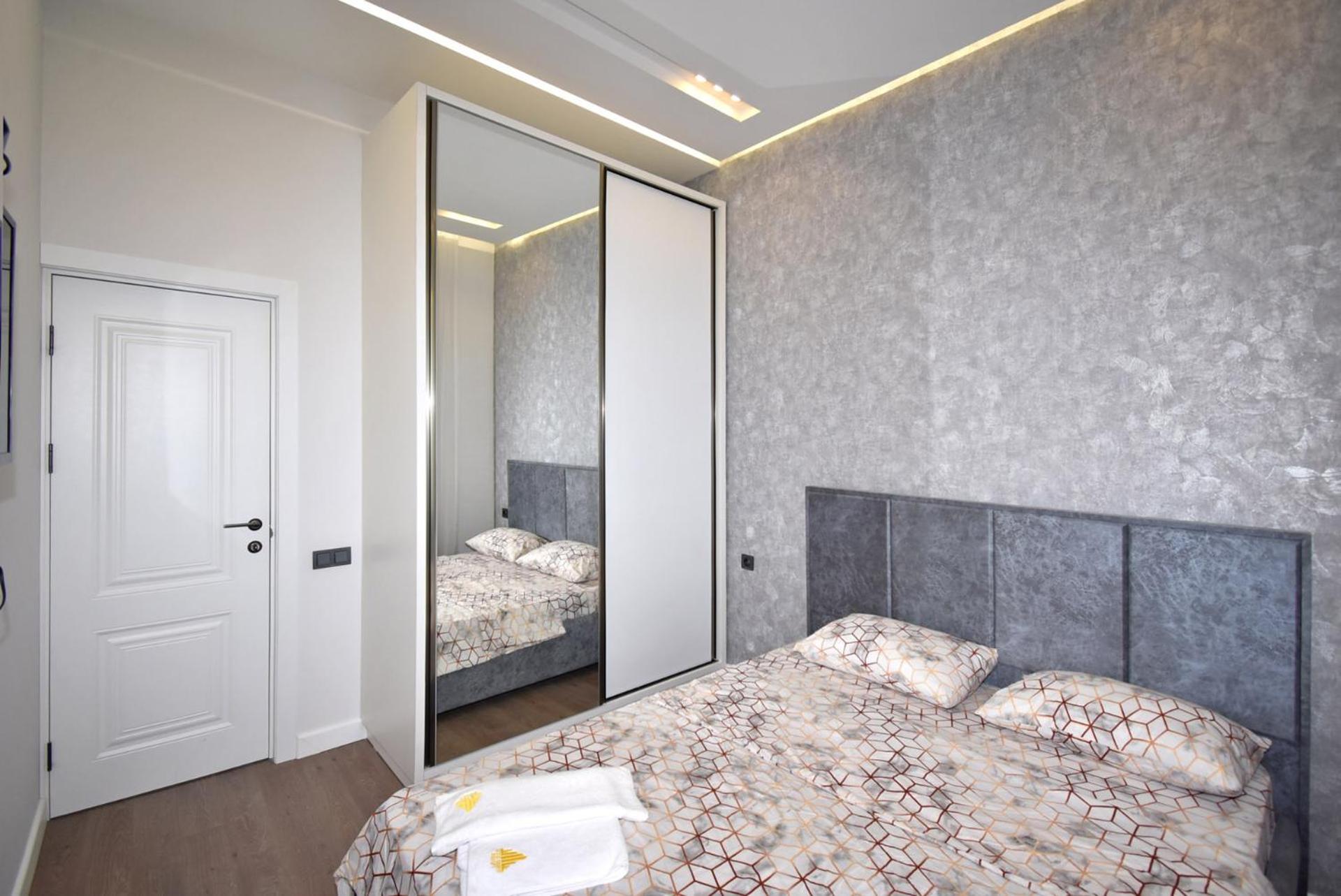 Northern Avenue. 1 bedroom Modern, Euro Renovated apartment TT198