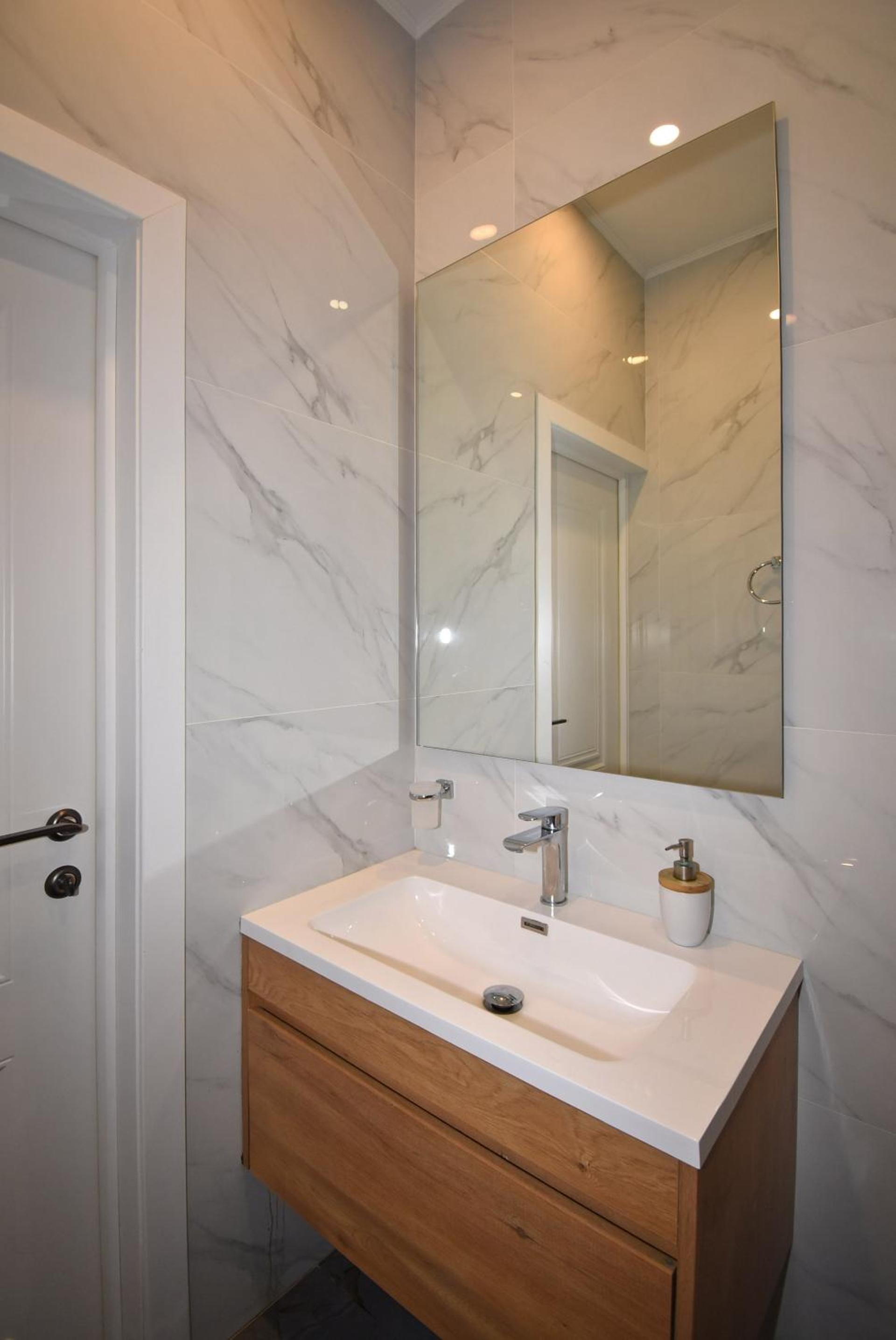 Northern Avenue. 1 bedroom Modern, Euro Renovated apartment TT198