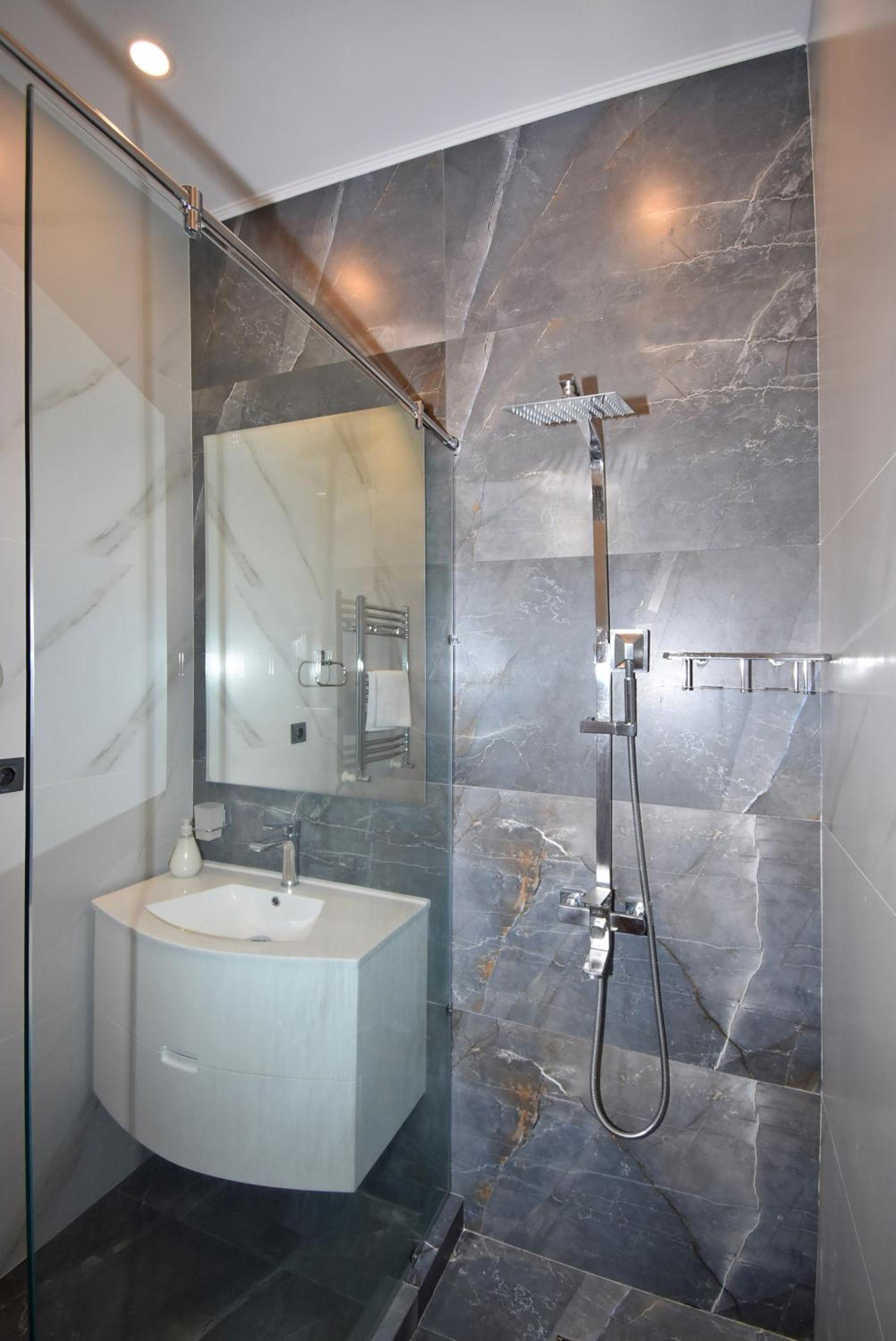 Northern Avenue. 1 bedroom Modern, Euro Renovated apartment TT198