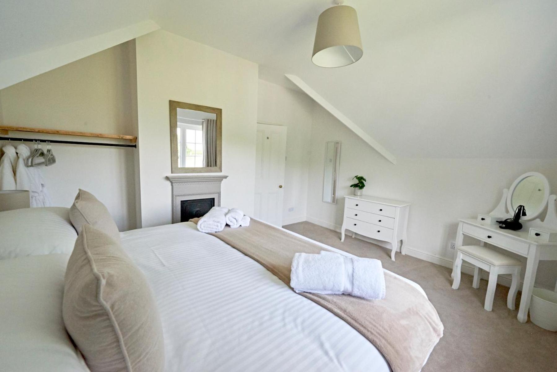 Secluded holiday cottage near the Wolds Way view 5