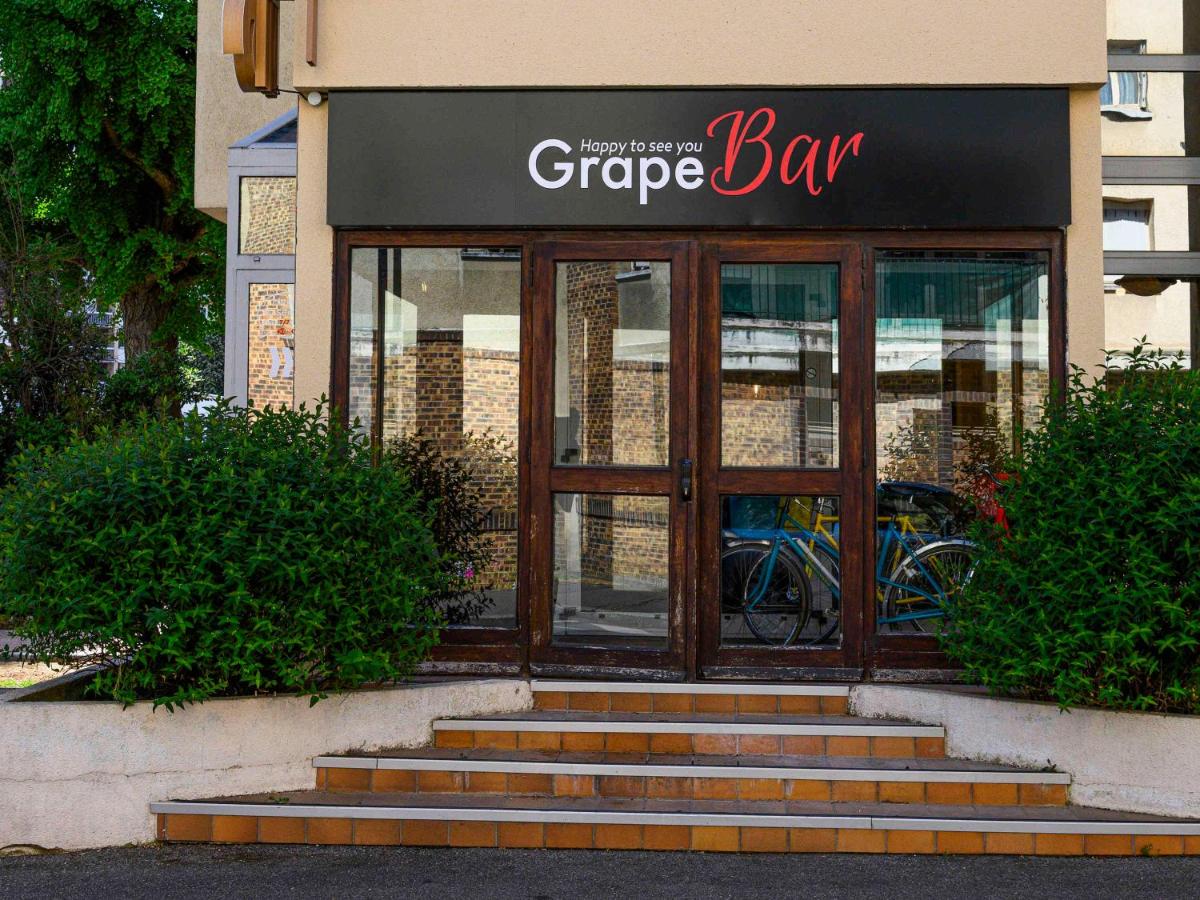 bar