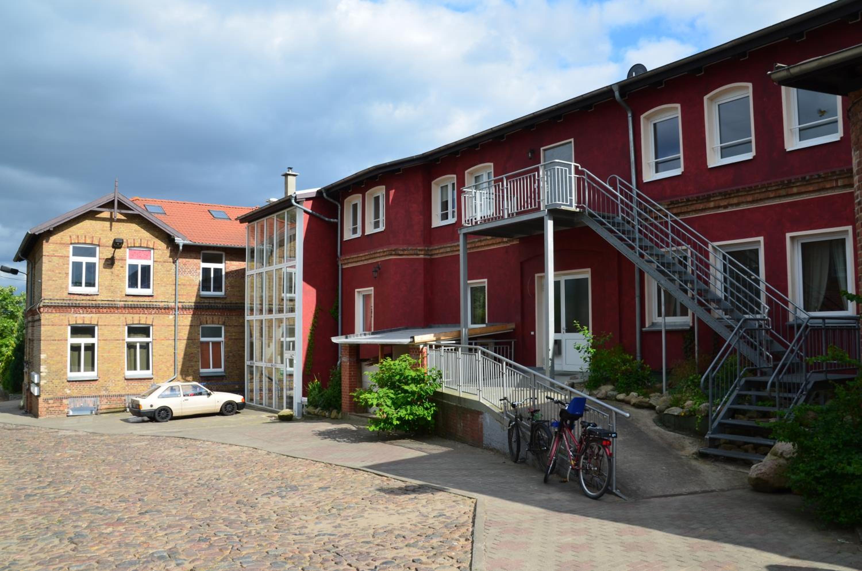 Villa Backstein Schwerin mit zentraler Lage im Grünen kostenfreien Parkplätzen und 8 E - Ladestationen view 3