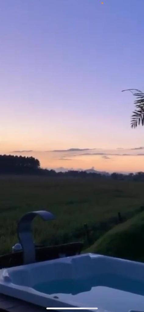 Chalé Sol com hidromassagem em meio a natureza