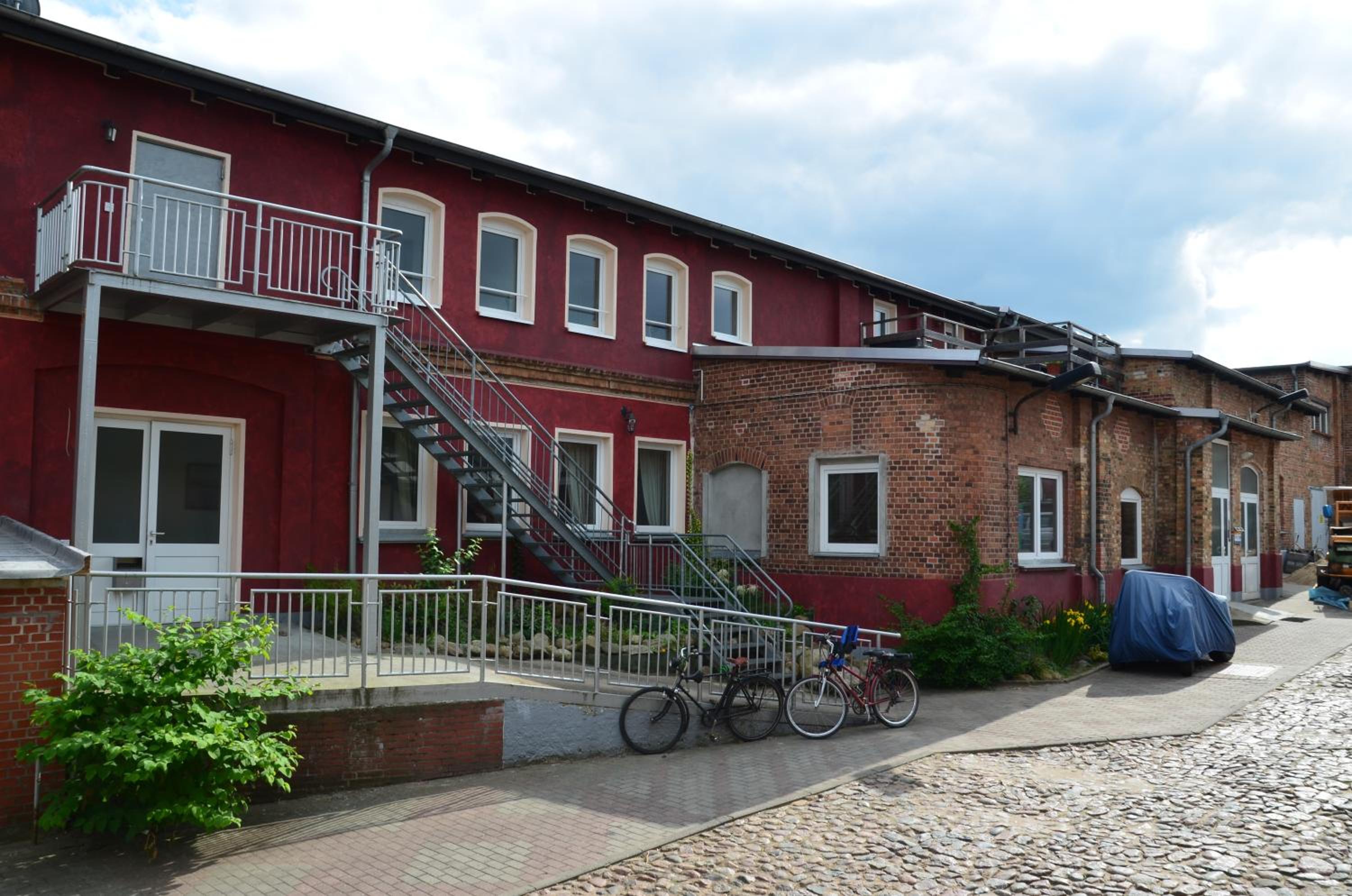 Villa Backstein Schwerin mit zentraler Lage im Grünen kostenfreien Parkplätzen und 8 E - Ladestationen view 4