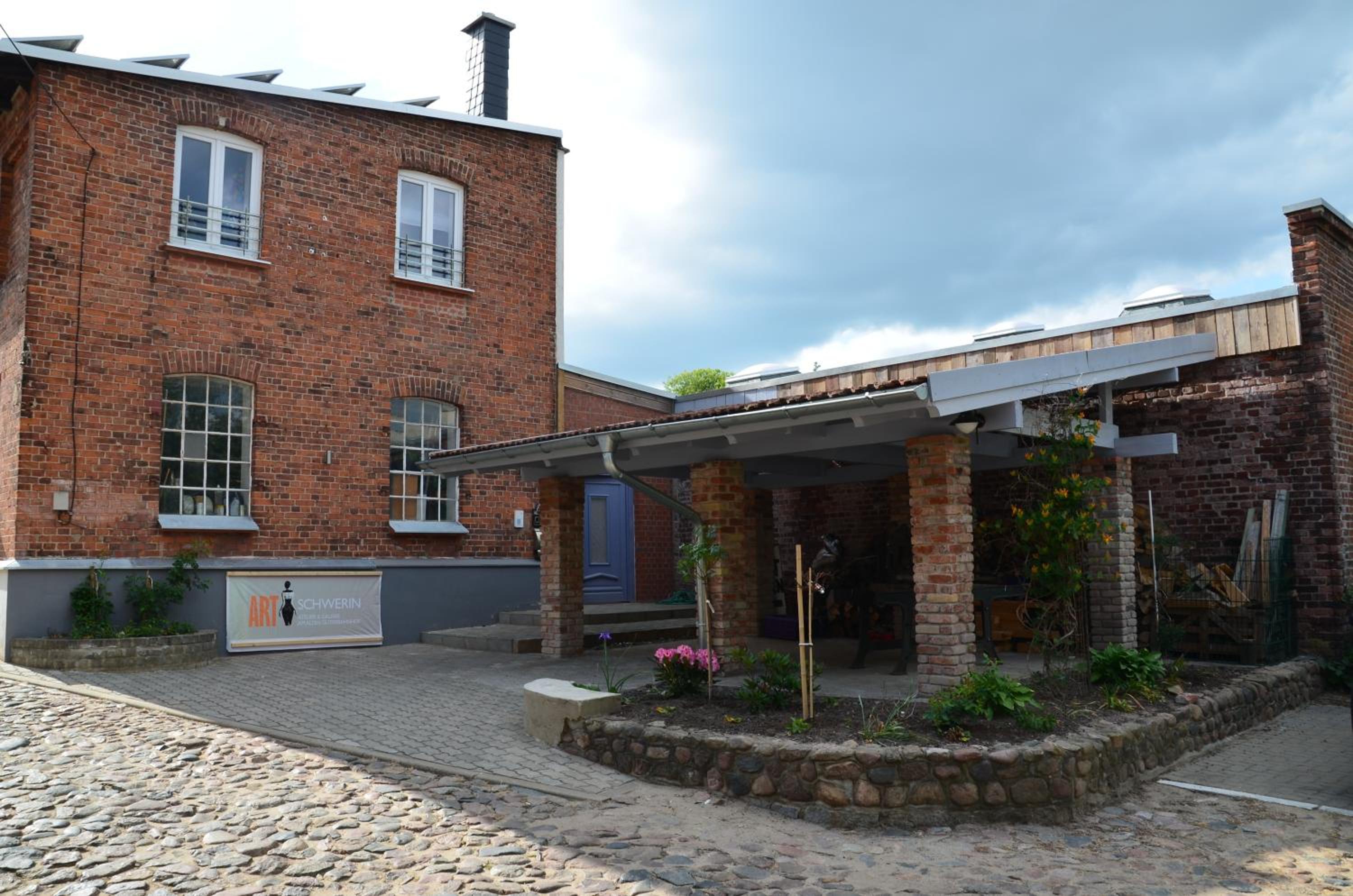 Villa Backstein Schwerin mit zentraler Lage im Grünen kostenfreien Parkplätzen und 8 E - Ladestationen view 5