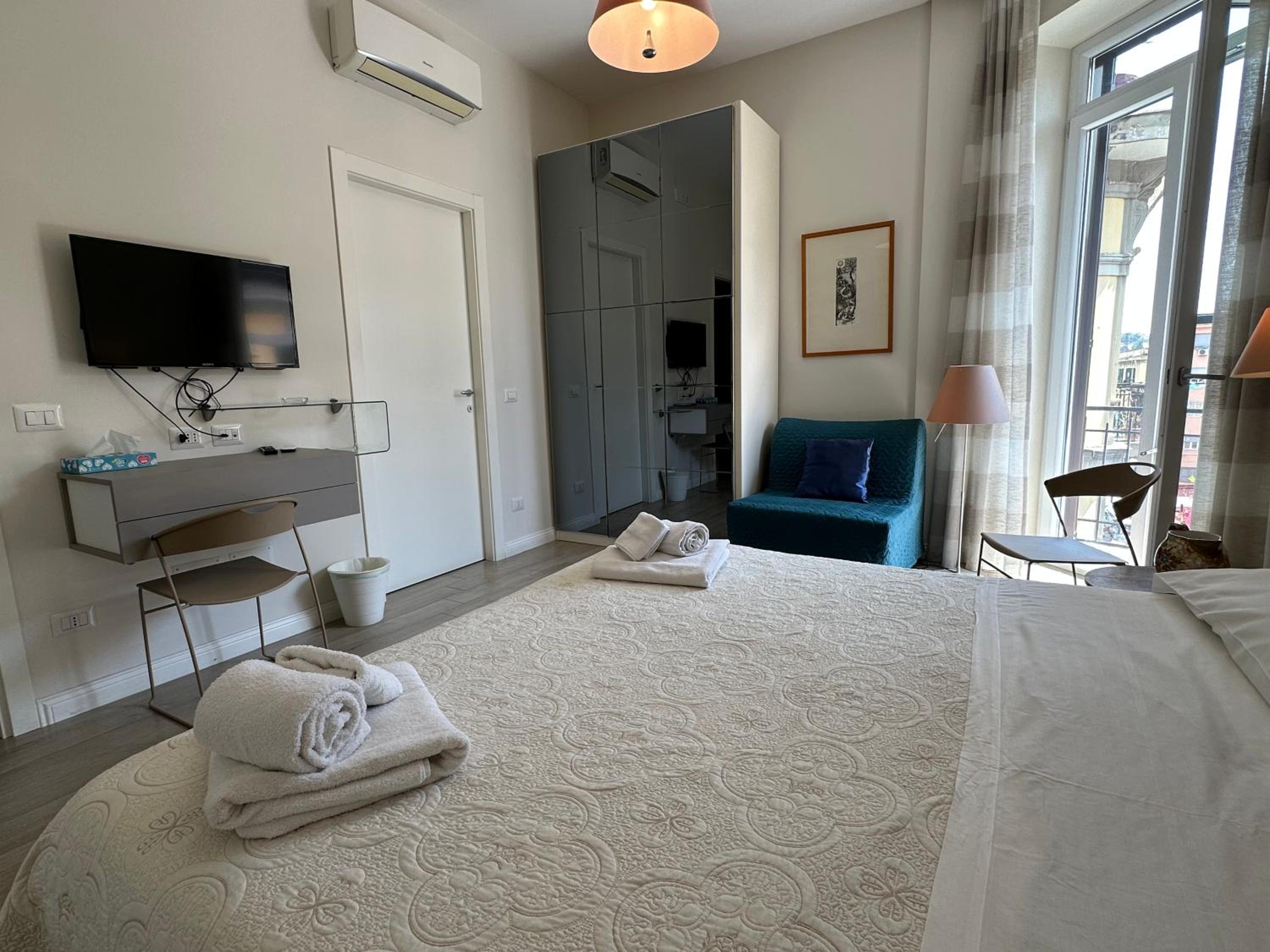 Domus Luca - Central Rooms in the Heart of Naples