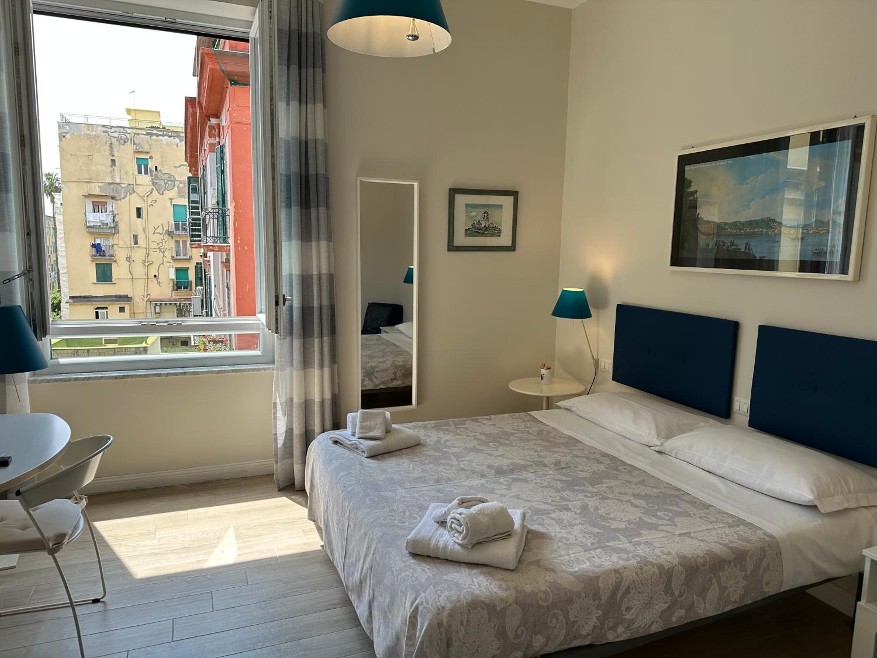 Domus Luca - Central Rooms in the Heart of Naples