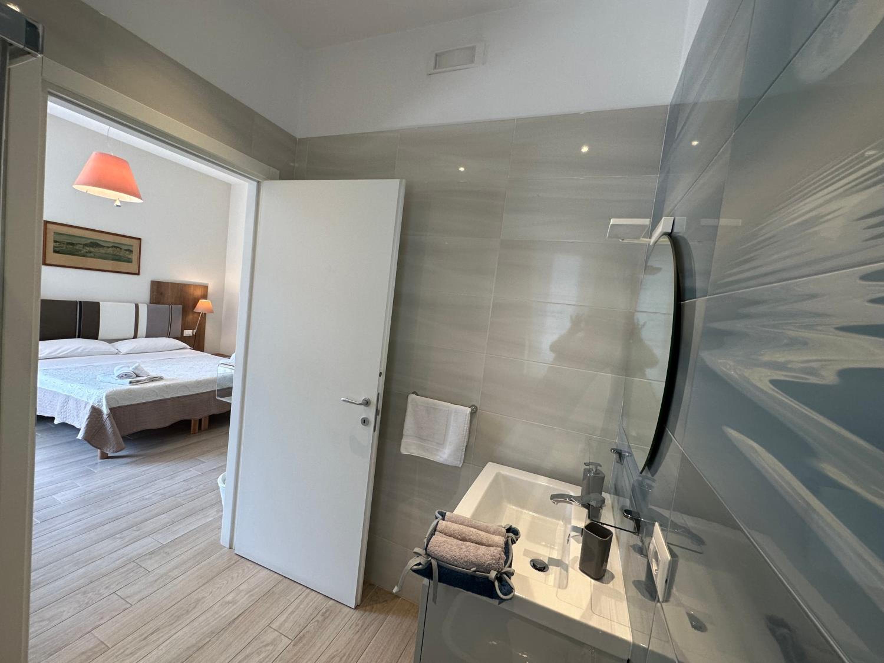Domus Luca - Central Rooms in the Heart of Naples