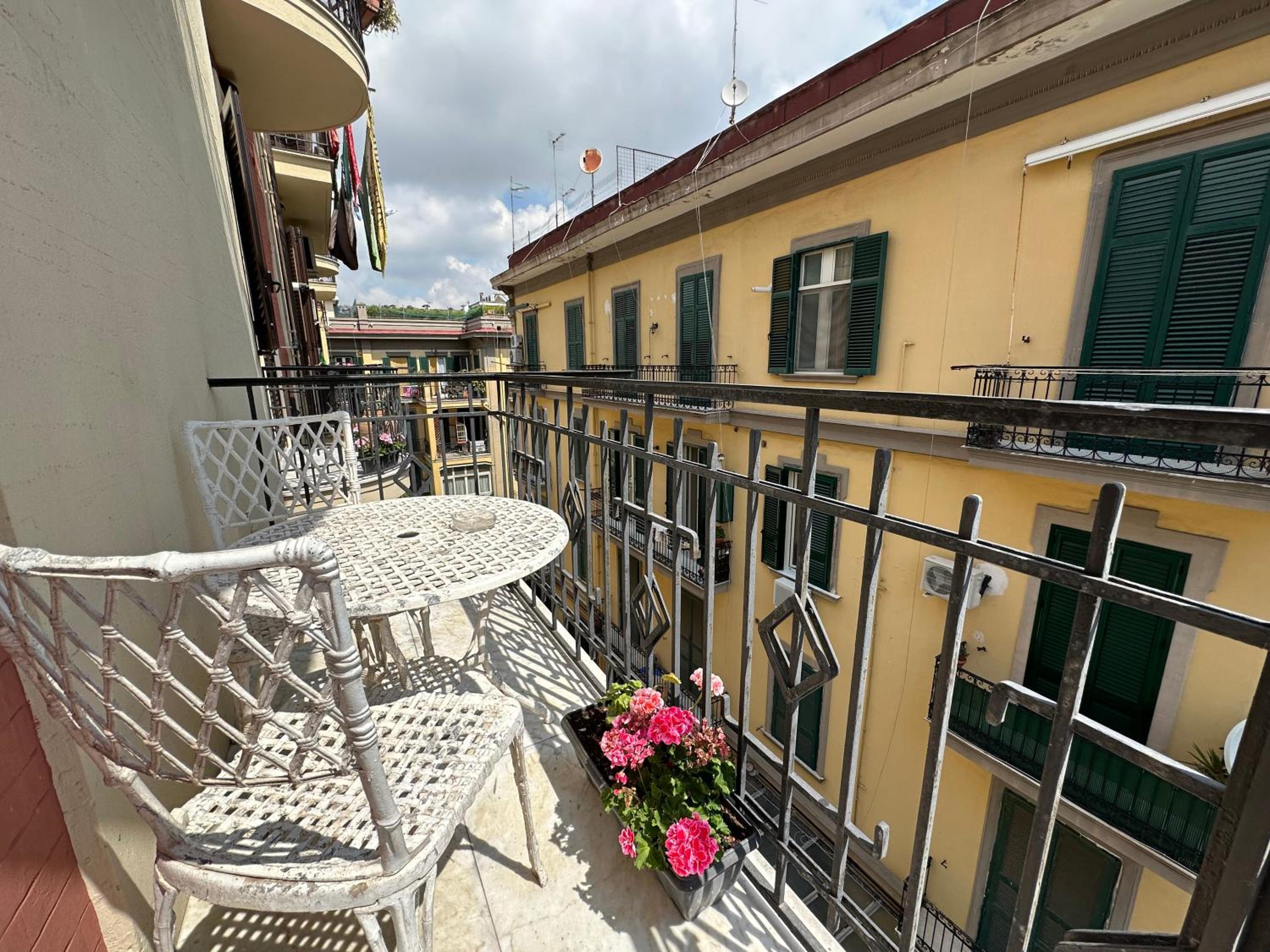 Domus Luca - Central Rooms in the Heart of Naples